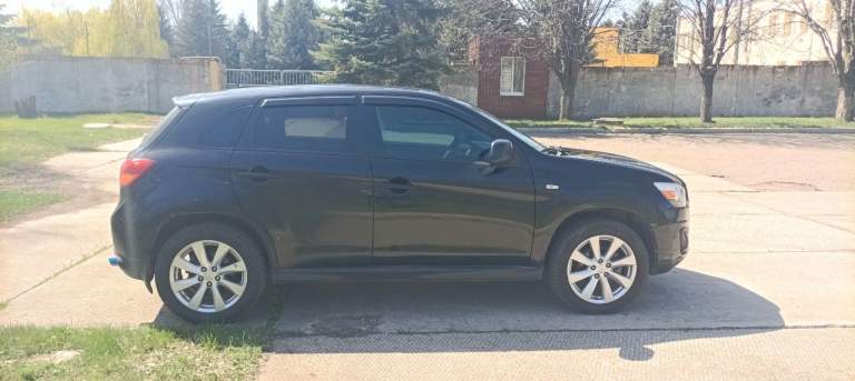 Продаётся mitsubishi outlander sport (asx, версия для штатов)
Год выпуска: 2015
Пробег: 104 671 миль (168 451 километров)
Вид топлива: бензин
Объем двигателя: 2.4 литра
Коробка: автомат (вариатор)

По машине: я третий хозяин, машина из теплого региона сша, поэтому нет подогрева сидений и обогрева зеркал. Мультимедия на фото, блютуз работает только с айфоном (нужно перепрошивать или ставить другую магнитолу). Горит ошибка подушек безопасности (нет левой подушки, не вижу смысла её покупать за баснословные деньги)

Резина новая, зимняя pirelli. Фары отполированы, новый аккумулятор (пробег около 100 км), рабочая сигнализация. Ходовка сделана полностью, заменены все жидкости (все бумаги покажу и расскажу где делал): атф, антифриз, масло в двигателе, тормозная жидкость. Заменены все тормозные колодки, передние диски проточены, ходовку делал на vianor рядом с гаи. На диагностике сказали, что есть небольшой износ рулевой рейки, но ремонта/замены не потребует ближайшие 50.000км

Вложений абсолютно не требует, машина едет и не выделывается. Готов скинуть цену на сброс ошибки подушки безопасности.

Осмотр авто в пролетарском районе.

Номер для связи: +79493175700 (есть в телеграмме) или пишите в вк: https://vk. Com/prophet_sunboy

Цену вижу в 1.3 млн рублей с торгом, в машину вложено немало. Опять же повторюсь: покажу все чеки и платёжки с сто, не стыдно отдавать будущему хозяину, проблем по технической части он не увидит ближайшее год-два. - фотография - 6
