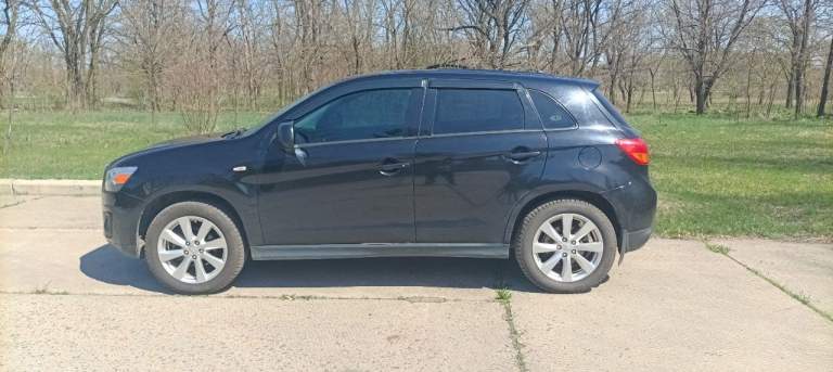 Продаётся mitsubishi outlander sport (asx, версия для штатов)
Год выпуска: 2015
Пробег: 104 671 миль (168 451 километров)
Вид топлива: бензин
Объем двигателя: 2.4 литра
Коробка: автомат (вариатор)

По машине: я третий хозяин, машина из теплого региона сша, поэтому нет подогрева сидений и обогрева зеркал. Мультимедия на фото, блютуз работает только с айфоном (нужно перепрошивать или ставить другую магнитолу). Горит ошибка подушек безопасности (нет левой подушки, не вижу смысла её покупать за баснословные деньги)

Резина новая, зимняя pirelli. Фары отполированы, новый аккумулятор (пробег около 100 км), рабочая сигнализация. Ходовка сделана полностью, заменены все жидкости (все бумаги покажу и расскажу где делал): атф, антифриз, масло в двигателе, тормозная жидкость. Заменены все тормозные колодки, передние диски проточены, ходовку делал на vianor рядом с гаи. На диагностике сказали, что есть небольшой износ рулевой рейки, но ремонта/замены не потребует ближайшие 50.000км

Вложений абсолютно не требует, машина едет и не выделывается. Готов скинуть цену на сброс ошибки подушки безопасности.

Осмотр авто в пролетарском районе.

Номер для связи: +79493175700 (есть в телеграмме) или пишите в вк: https://vk. Com/prophet_sunboy

Цену вижу в 1.3 млн рублей с торгом, в машину вложено немало. Опять же повторюсь: покажу все чеки и платёжки с сто, не стыдно отдавать будущему хозяину, проблем по технической части он не увидит ближайшее год-два. - фотография - 2