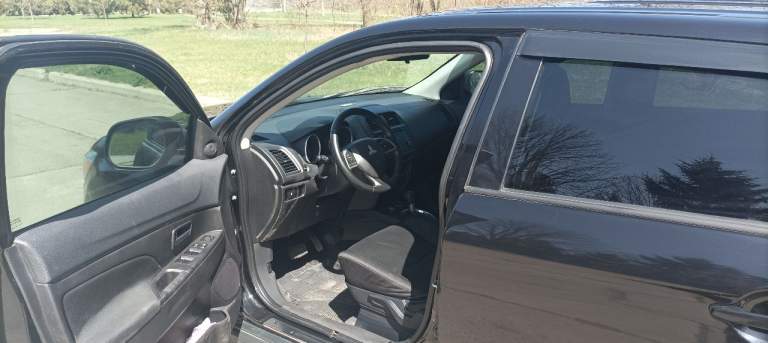 Продаётся mitsubishi outlander sport (asx, версия для штатов)
Год выпуска: 2015
Пробег: 104 671 миль (168 451 километров)
Вид топлива: бензин
Объем двигателя: 2.4 литра
Коробка: автомат (вариатор)

По машине: я третий хозяин, машина из теплого региона сша, поэтому нет подогрева сидений и обогрева зеркал. Мультимедия на фото, блютуз работает только с айфоном (нужно перепрошивать или ставить другую магнитолу). Горит ошибка подушек безопасности (нет левой подушки, не вижу смысла её покупать за баснословные деньги)

Резина новая, зимняя pirelli. Фары отполированы, новый аккумулятор (пробег около 100 км), рабочая сигнализация. Ходовка сделана полностью, заменены все жидкости (все бумаги покажу и расскажу где делал): атф, антифриз, масло в двигателе, тормозная жидкость. Заменены все тормозные колодки, передние диски проточены, ходовку делал на vianor рядом с гаи. На диагностике сказали, что есть небольшой износ рулевой рейки, но ремонта/замены не потребует ближайшие 50.000км

Вложений абсолютно не требует, машина едет и не выделывается. Готов скинуть цену на сброс ошибки подушки безопасности.

Осмотр авто в пролетарском районе.

Номер для связи: +79493175700 (есть в телеграмме) или пишите в вк: https://vk. Com/prophet_sunboy

Цену вижу в 1.3 млн рублей с торгом, в машину вложено немало. Опять же повторюсь: покажу все чеки и платёжки с сто, не стыдно отдавать будущему хозяину, проблем по технической части он не увидит ближайшее год-два. - фотография - 9