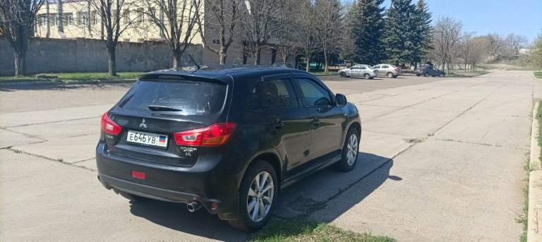 Продаётся mitsubishi outlander sport (asx, версия для штатов)
Год выпуска: 2015
Пробег: 104 671 миль (168 451 километров)
Вид топлива: бензин
Объем двигателя: 2.4 литра
Коробка: автомат (вариатор)

По машине: я третий хозяин, машина из теплого региона сша, поэтому нет подогрева сидений и обогрева зеркал. Мультимедия на фото, блютуз работает только с айфоном (нужно перепрошивать или ставить другую магнитолу). Горит ошибка подушек безопасности (нет левой подушки, не вижу смысла её покупать за баснословные деньги)

Резина новая, зимняя pirelli. Фары отполированы, новый аккумулятор (пробег около 100 км), рабочая сигнализация. Ходовка сделана полностью, заменены все жидкости (все бумаги покажу и расскажу где делал): атф, антифриз, масло в двигателе, тормозная жидкость. Заменены все тормозные колодки, передние диски проточены, ходовку делал на vianor рядом с гаи. На диагностике сказали, что есть небольшой износ рулевой рейки, но ремонта/замены не потребует ближайшие 50.000км

Вложений абсолютно не требует, машина едет и не выделывается. Готов скинуть цену на сброс ошибки подушки безопасности.

Осмотр авто в пролетарском районе.

Номер для связи: +79493175700 (есть в телеграмме) или пишите в вк: https://vk. Com/prophet_sunboy

Цену вижу в 1.3 млн рублей с торгом, в машину вложено немало. Опять же повторюсь: покажу все чеки и платёжки с сто, не стыдно отдавать будущему хозяину, проблем по технической части он не увидит ближайшее год-два. - фотография - 5