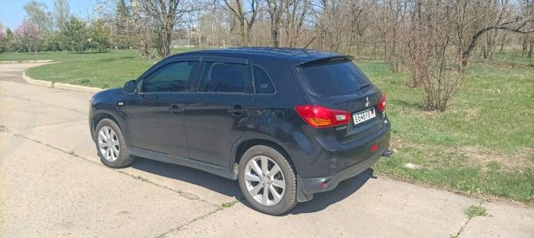 Продаётся mitsubishi outlander sport (asx, версия для штатов)
Год выпуска: 2015
Пробег: 104 671 миль (168 451 километров)
Вид топлива: бензин
Объем двигателя: 2.4 литра
Коробка: автомат (вариатор)

По машине: я третий хозяин, машина из теплого региона сша, поэтому нет подогрева сидений и обогрева зеркал. Мультимедия на фото, блютуз работает только с айфоном (нужно перепрошивать или ставить другую магнитолу). Горит ошибка подушек безопасности (нет левой подушки, не вижу смысла её покупать за баснословные деньги)

Резина новая, зимняя pirelli. Фары отполированы, новый аккумулятор (пробег около 100 км), рабочая сигнализация. Ходовка сделана полностью, заменены все жидкости (все бумаги покажу и расскажу где делал): атф, антифриз, масло в двигателе, тормозная жидкость. Заменены все тормозные колодки, передние диски проточены, ходовку делал на vianor рядом с гаи. На диагностике сказали, что есть небольшой износ рулевой рейки, но ремонта/замены не потребует ближайшие 50.000км

Вложений абсолютно не требует, машина едет и не выделывается. Готов скинуть цену на сброс ошибки подушки безопасности.

Осмотр авто в пролетарском районе.

Номер для связи: +79493175700 (есть в телеграмме) или пишите в вк: https://vk. Com/prophet_sunboy

Цену вижу в 1.3 млн рублей с торгом, в машину вложено немало. Опять же повторюсь: покажу все чеки и платёжки с сто, не стыдно отдавать будущему хозяину, проблем по технической части он не увидит ближайшее год-два. - фотография - 3