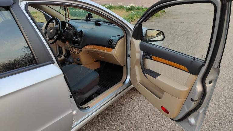 Продам автомобиль chevrolet aveo t250 ( шевроле авео) год выпуска 2008, двигатель f16d3 1.6, механическая кпп, топливо бензин. По комплектации: гидроусилитель руля, кондиционер (исправен), abs, электрические зеркала с подогревом, подогрев передних сидений, передние стеклоподъёмники, магнитола sony. Пробег 173 т. Км. Масло от замены до замены не расходуется. Авто на рф учёте, я владелец по птс, владею с 2011 года. За всё время ни одного дтп. Авто полностью в заводском окрасе. Продаю с 2-мя комплектами шин на дисках, лето kumho kh-11 185/60/r14 на легкосплавных дисках остаток протектора 60%, зима шипованная nokian nordman 5 185/60/r14 на родных штампованных дисках остаток 50%. В 2023 году в профилактических целях выполнена антикоррозионная обработка днища авто и скрытых полостей. В фарах установлены 3.0 дюймовые биксеноновые линзы. Салон чистый не прокуренный.
Масло заменено на пробеге 172т. К. М
Большой ремонт передней подвески с заменой амортизаторов и замена комплекта грм выполнены в июне 2021 на пробеге 149 т. Км.
Комплект сцепления заменена на valeo в апреле 2019 на пробеге 129 т. Км.
Цена 650 тыс. Руб. Г. Донецк, тел. +79494385535 - фотография - 17