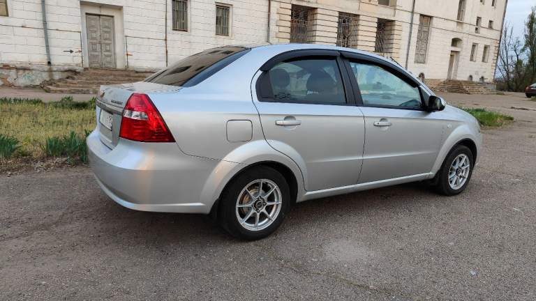 Продам автомобиль chevrolet aveo t250 ( шевроле авео) год выпуска 2008, двигатель f16d3 1.6, механическая кпп, топливо бензин. По комплектации: гидроусилитель руля, кондиционер (исправен), abs, электрические зеркала с подогревом, подогрев передних сидений, передние стеклоподъёмники, магнитола sony. Пробег 173 т. Км. Масло от замены до замены не расходуется. Авто на рф учёте, я владелец по птс, владею с 2011 года. За всё время ни одного дтп. Авто полностью в заводском окрасе. Продаю с 2-мя комплектами шин на дисках, лето kumho kh-11 185/60/r14 на легкосплавных дисках остаток протектора 60%, зима шипованная nokian nordman 5 185/60/r14 на родных штампованных дисках остаток 50%. В 2023 году в профилактических целях выполнена антикоррозионная обработка днища авто и скрытых полостей. В фарах установлены 3.0 дюймовые биксеноновые линзы. Салон чистый не прокуренный.
Масло заменено на пробеге 172т. К. М
Большой ремонт передней подвески с заменой амортизаторов и замена комплекта грм выполнены в июне 2021 на пробеге 149 т. Км.
Комплект сцепления заменена на valeo в апреле 2019 на пробеге 129 т. Км.
Цена 650 тыс. Руб. Г. Донецк, тел. +79494385535 - фотография - 7