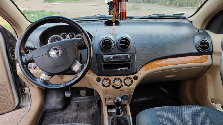 Продам автомобиль chevrolet aveo t250 ( шевроле авео) год выпуска 2008, двигатель f16d3 1.6, механическая кпп, топливо бензин. По комплектации: гидроусилитель руля, кондиционер (исправен), abs, электрические зеркала с подогревом, подогрев передних сидений, передние стеклоподъёмники, магнитола sony. Пробег 173 т. Км. Масло от замены до замены не расходуется. Авто на рф учёте, я владелец по птс, владею с 2011 года. За всё время ни одного дтп. Авто полностью в заводском окрасе. Продаю с 2-мя комплектами шин на дисках, лето kumho kh-11 185/60/r14 на легкосплавных дисках остаток протектора 60%, зима шипованная nokian nordman 5 185/60/r14 на родных штампованных дисках остаток 50%. В 2023 году в профилактических целях выполнена антикоррозионная обработка днища авто и скрытых полостей. В фарах установлены 3.0 дюймовые биксеноновые линзы. Салон чистый не прокуренный.
Масло заменено на пробеге 172т. К. М
Большой ремонт передней подвески с заменой амортизаторов и замена комплекта грм выполнены в июне 2021 на пробеге 149 т. Км.
Комплект сцепления заменена на valeo в апреле 2019 на пробеге 129 т. Км.
Цена 650 тыс. Руб. Г. Донецк, тел. +79494385535 - фотография - 16