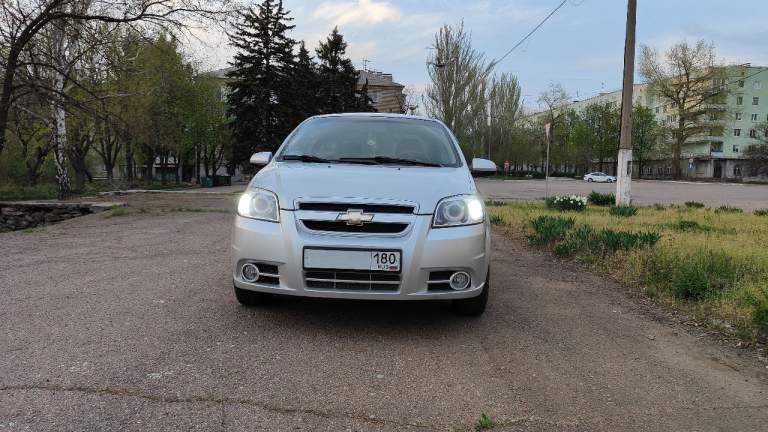 Продам автомобиль chevrolet aveo t250 ( шевроле авео) год выпуска 2008, двигатель f16d3 1.6, механическая кпп, топливо бензин. По комплектации: гидроусилитель руля, кондиционер (исправен), abs, электрические зеркала с подогревом, подогрев передних сидений, передние стеклоподъёмники, магнитола sony. Пробег 173 т. Км. Масло от замены до замены не расходуется. Авто на рф учёте, я владелец по птс, владею с 2011 года. За всё время ни одного дтп. Авто полностью в заводском окрасе. Продаю с 2-мя комплектами шин на дисках, лето kumho kh-11 185/60/r14 на легкосплавных дисках остаток протектора 60%, зима шипованная nokian nordman 5 185/60/r14 на родных штампованных дисках остаток 50%. В 2023 году в профилактических целях выполнена антикоррозионная обработка днища авто и скрытых полостей. В фарах установлены 3.0 дюймовые биксеноновые линзы. Салон чистый не прокуренный.
Масло заменено на пробеге 172т. К. М
Большой ремонт передней подвески с заменой амортизаторов и замена комплекта грм выполнены в июне 2021 на пробеге 149 т. Км.
Комплект сцепления заменена на valeo в апреле 2019 на пробеге 129 т. Км.
Цена 650 тыс. Руб. Г. Донецк, тел. +79494385535 - фотография - 1