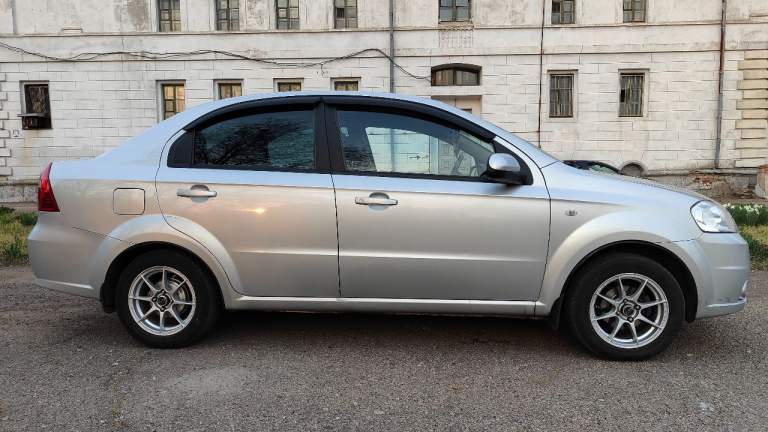 Продам автомобиль chevrolet aveo t250 ( шевроле авео) год выпуска 2008, двигатель f16d3 1.6, механическая кпп, топливо бензин. По комплектации: гидроусилитель руля, кондиционер (исправен), abs, электрические зеркала с подогревом, подогрев передних сидений, передние стеклоподъёмники, магнитола sony. Пробег 173 т. Км. Масло от замены до замены не расходуется. Авто на рф учёте, я владелец по птс, владею с 2011 года. За всё время ни одного дтп. Авто полностью в заводском окрасе. Продаю с 2-мя комплектами шин на дисках, лето kumho kh-11 185/60/r14 на легкосплавных дисках остаток протектора 60%, зима шипованная nokian nordman 5 185/60/r14 на родных штампованных дисках остаток 50%. В 2023 году в профилактических целях выполнена антикоррозионная обработка днища авто и скрытых полостей. В фарах установлены 3.0 дюймовые биксеноновые линзы. Салон чистый не прокуренный.
Масло заменено на пробеге 172т. К. М
Большой ремонт передней подвески с заменой амортизаторов и замена комплекта грм выполнены в июне 2021 на пробеге 149 т. Км.
Комплект сцепления заменена на valeo в апреле 2019 на пробеге 129 т. Км.
Цена 650 тыс. Руб. Г. Донецк, тел. +79494385535 - фотография - 13
