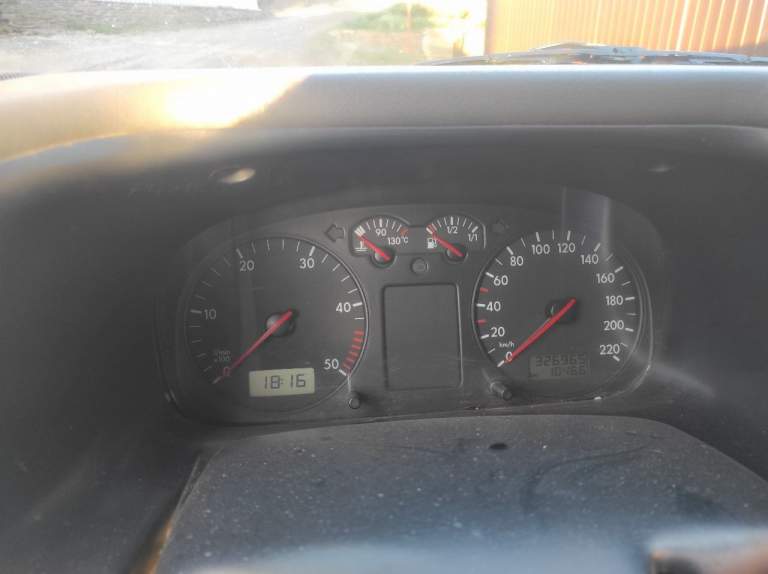 Пассажирский volkswagen transporter т-4 2002 года выпуска, база long (удлинённая). По техпаспорту пассажирских мест 8+1.
Двигатель 2,5 турбодизель, 88лс. С 2012 года в одних руках.
30 000 Назад проведён капитальный ремонт двигателя.
В ноябре 2023 поменяны свечи накаливания, сделан топливный насос и стартер. В морозы автомобиль заводился без нареканий.
В комплекте отдаю зимнюю шипованную резину на железных дисках (2 зимы эксплуатации), зиму липучку без дисков (1 зима эксплуатации), сейчас обута летняя резина покупал весной 2023.
Машина не гнилая, есть нарекания по лакокрасочному покрытию, так как года делают свои дело.
Цена 1 100 000
+7949 439 44 10 Г. Торез - фотография - 5