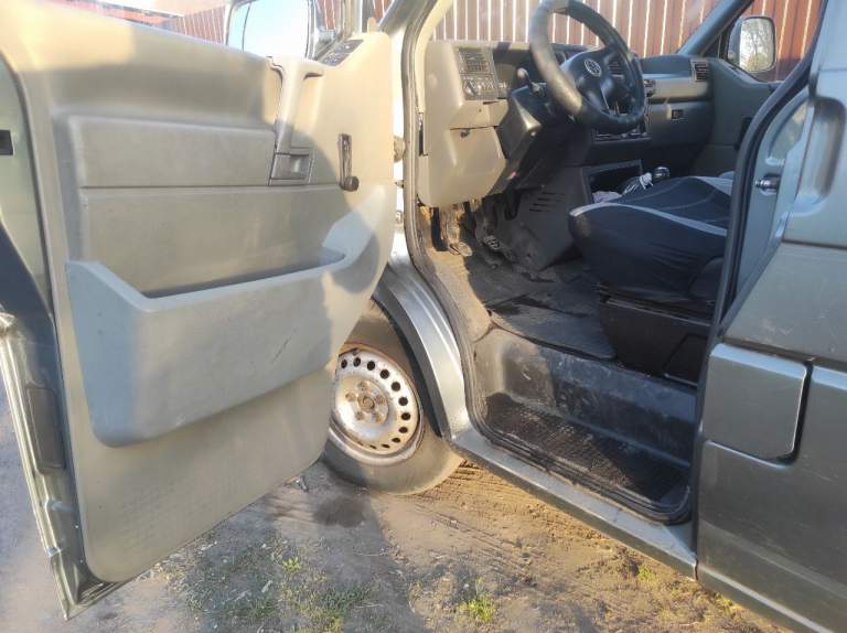 Пассажирский volkswagen transporter т-4 2002 года выпуска, база long (удлинённая). По техпаспорту пассажирских мест 8+1.
Двигатель 2,5 турбодизель, 88лс. С 2012 года в одних руках.
30 000 Назад проведён капитальный ремонт двигателя.
В ноябре 2023 поменяны свечи накаливания, сделан топливный насос и стартер. В морозы автомобиль заводился без нареканий.
В комплекте отдаю зимнюю шипованную резину на железных дисках (2 зимы эксплуатации), зиму липучку без дисков (1 зима эксплуатации), сейчас обута летняя резина покупал весной 2023.
Машина не гнилая, есть нарекания по лакокрасочному покрытию, так как года делают свои дело.
Цена 1 100 000
+7949 439 44 10 Г. Торез - фотография - 4
