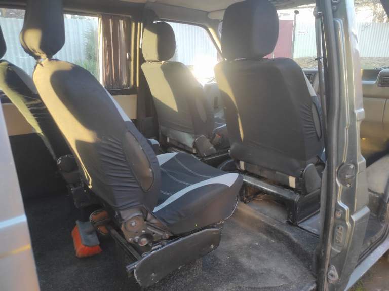Пассажирский volkswagen transporter т-4 2002 года выпуска, база long (удлинённая). По техпаспорту пассажирских мест 8+1.
Двигатель 2,5 турбодизель, 88лс. С 2012 года в одних руках.
30 000 Назад проведён капитальный ремонт двигателя.
В ноябре 2023 поменяны свечи накаливания, сделан топливный насос и стартер. В морозы автомобиль заводился без нареканий.
В комплекте отдаю зимнюю шипованную резину на железных дисках (2 зимы эксплуатации), зиму липучку без дисков (1 зима эксплуатации), сейчас обута летняя резина покупал весной 2023.
Машина не гнилая, есть нарекания по лакокрасочному покрытию, так как года делают свои дело.
Цена 1 100 000
+7949 439 44 10 Г. Торез - фотография - 1
