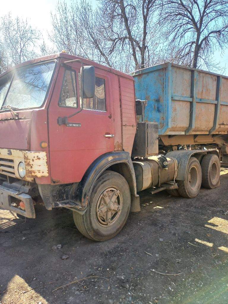 Продам камаз 5410 1993 г. В. Цена 380000руб. Авто в рабочем состоянии, двигатель, коробка, мосты в отличном состоянии, передняя резина безкамерная, задняя на докатку. Кабина требует сварочных работ, лонжероны целые. +79493483104 - фотография - 3