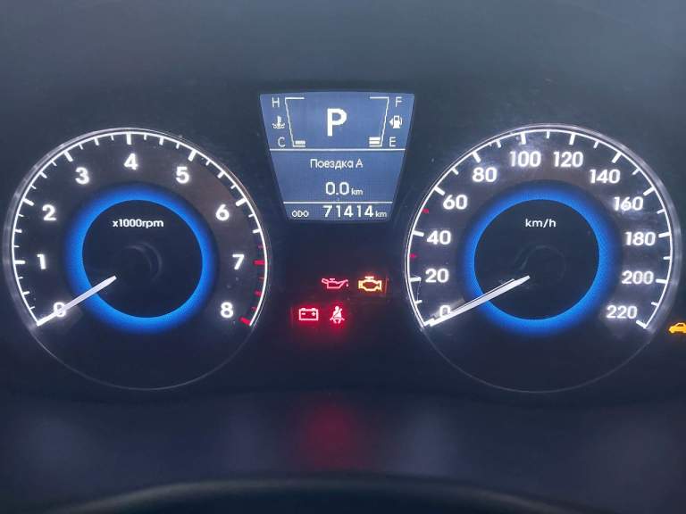 Продам hyundai accent
Год выпуска 2012
Куплен в салоне в 2013г.
Пробег - 71000.
Двигатель - 1.4л.
Коробка автомат.
Кондиционер.
Электрозеркала.
Электростеклоподъемники.
Парктроник.
Подогрев передних седений.
Подогрев переднего и заднего стекла.
Центральный замок.
Подушки безопасности.
Защита двигателя.
Сигнализация.
Атермальная тонировка стекол.
Двойная шумоизоляция кузова.
Гбо - зарегистрировано.
Полностью обслужена.
В отличном состоянии.
Цена: 1350000 руб.
Торг возле машины.
Донецк. Центр.
Тел. +7 (949) 556-92-53. - фотография - 1
