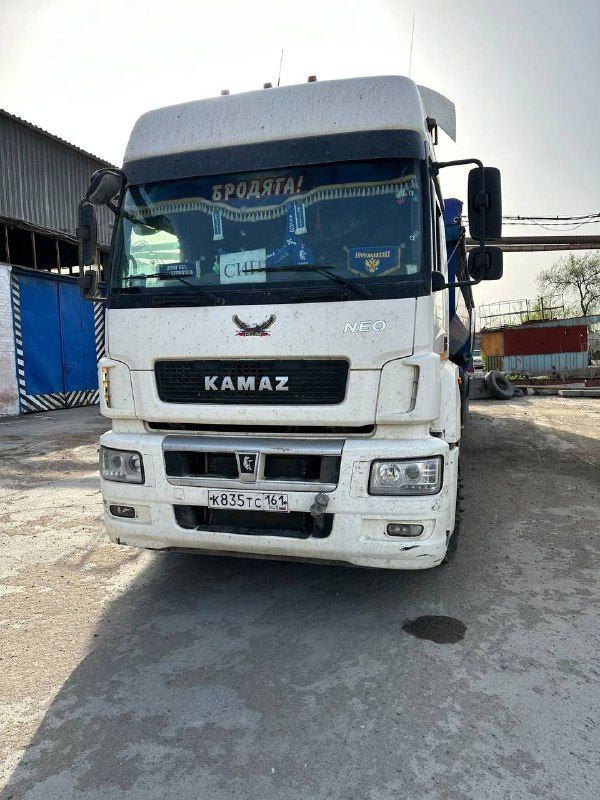Продам камаз 5490 neo 2018 г. В. 550000 тыс. Км. Установлена гидравлика hyva. Возможна продажа сцепкой с п/пр тонар 2023 г. В 4-х осные. Вопросы по телефону +79614377999 - фотография - 3