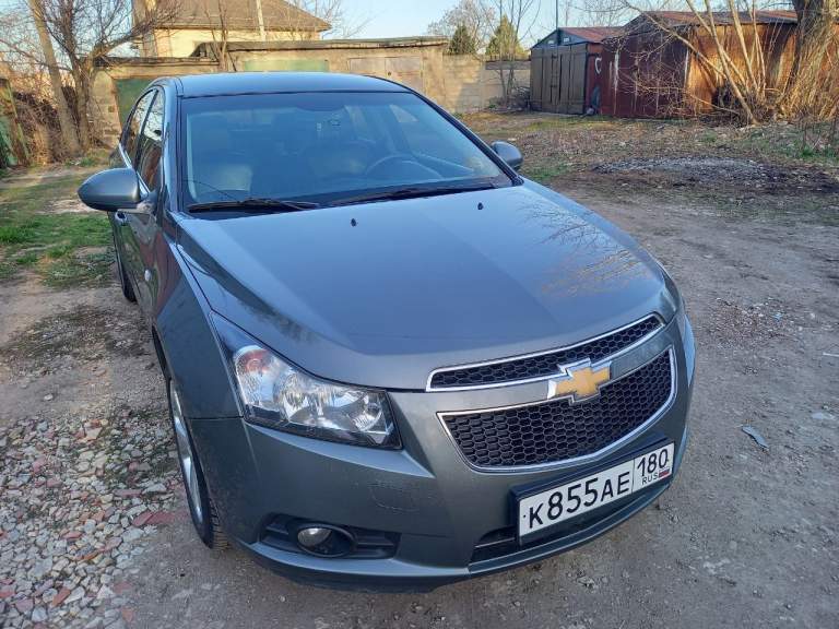 Продам личный автомобиль chevrolet cruze 2012 г. В. 1, 8л (141 л. С. ) пр-во корея, официально куплен в автосалоне г. Донецк украина, с акпп-вариатор, кожаный салон, полный электро-пакет, климат-контроль. Круиз-контроль, подогрев передних сидений и зеркал, тонировка, титановые родные диски r18, установлены led-лампы, полномерная запаска. В наличии - стс, птс, сервисная книжка, рук-во пользователя, два ключа + личный "борт-журнал" обслуживания, авто max. Подготовлено к эксплуатации в ежедневном постоянном режиме. Прошёл все то, своевременно обслуживался. Кузов в родной краске. Не участвовал в дтп. В салоне не курили. Летняя резина в комплекте. Зимняя резина в комплекте. Полный комплект ключей и документов. Обмен не интересует. Авто находится и готово к осмотру в г. Донецк днр. Цена - 1,25 млн. Руб. . - фотография - 2