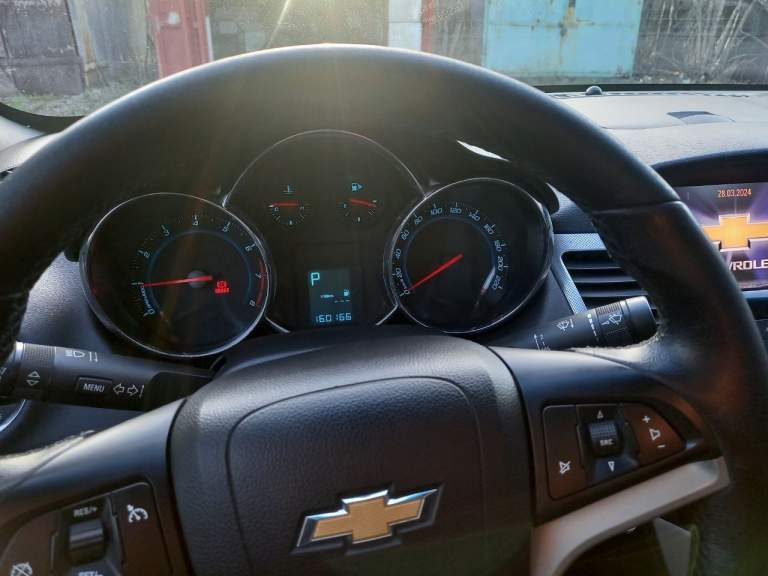 Продам личный автомобиль chevrolet cruze 2012 г. В. 1, 8л (141 л. С. ) пр-во корея, официально куплен в автосалоне г. Донецк украина, с акпп-вариатор, кожаный салон, полный электро-пакет, климат-контроль. Круиз-контроль, подогрев передних сидений и зеркал, тонировка, титановые родные диски r18, установлены led-лампы, полномерная запаска. В наличии - стс, птс, сервисная книжка, рук-во пользователя, два ключа + личный "борт-журнал" обслуживания, авто max. Подготовлено к эксплуатации в ежедневном постоянном режиме. Прошёл все то, своевременно обслуживался. Кузов в родной краске. Не участвовал в дтп. В салоне не курили. Летняя резина в комплекте. Зимняя резина в комплекте. Полный комплект ключей и документов. Обмен не интересует. Авто находится и готово к осмотру в г. Донецк днр. Цена - 1,25 млн. Руб. . - фотография - 1