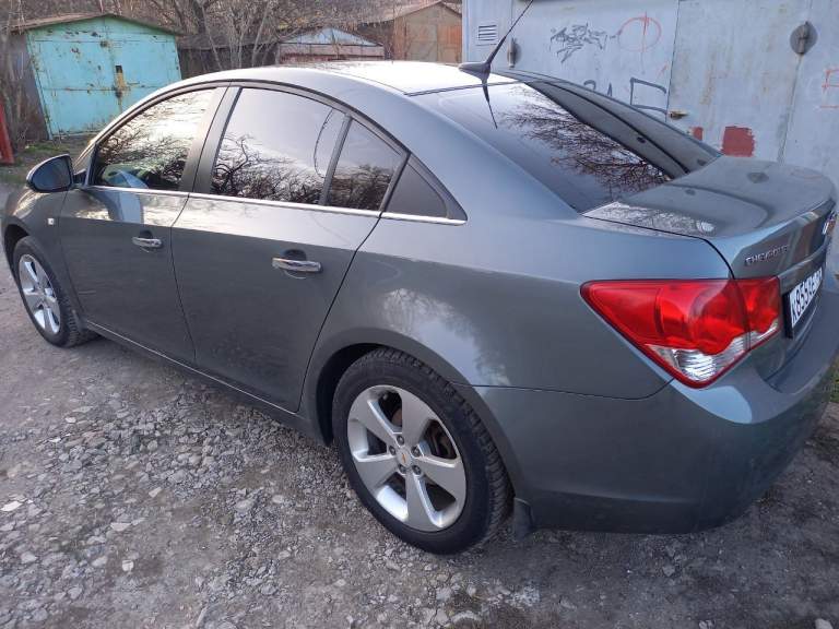 Продам личный автомобиль chevrolet cruze 2012 г. В. 1, 8л (141 л. С. ) пр-во корея, официально куплен в автосалоне г. Донецк украина, с акпп-вариатор, кожаный салон, полный электро-пакет, климат-контроль. Круиз-контроль, подогрев передних сидений и зеркал, тонировка, титановые родные диски r18, установлены led-лампы, полномерная запаска. В наличии - стс, птс, сервисная книжка, рук-во пользователя, два ключа + личный "борт-журнал" обслуживания, авто max. Подготовлено к эксплуатации в ежедневном постоянном режиме. Прошёл все то, своевременно обслуживался. Кузов в родной краске. Не участвовал в дтп. В салоне не курили. Летняя резина в комплекте. Зимняя резина в комплекте. Полный комплект ключей и документов. Обмен не интересует. Авто находится и готово к осмотру в г. Донецк днр. Цена - 1,25 млн. Руб. . - фотография - 3