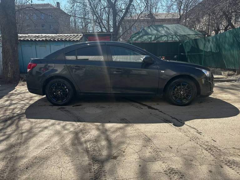 Chevrolet cruze 1.6. 2012год, рестайлинг, mt, 240т. Пробега.
Технически в достойном состоянии, ничего не гремит, не стучит.
Резина зимняя липучка на 16 дисках, новая.
Фары переделанные, стоят линзы и ангельские глазки, смотрится отлично, свет супер. Есть еще комплект новых стандартных фар в коробке, не устанавливались.
Салон в отличном состоянии, стоят хорошие чехлы.
По кузову есть погрешности, в частности это задний бампер и незначительные рыжики. Ничего скрывать не планирую, я лучше на этом сброшу цену и сделаете сами, либо у мастера.
Кондиционер, 4 стекло подьемника, подогрев сидений, регулировки фар\стекол, mp3, aux, подушки безопастности и т. Д.
Цена 900 000 рублей + как обещал торг на нюансы по кузову.
Горловка. +79493170073 - фотография - 3