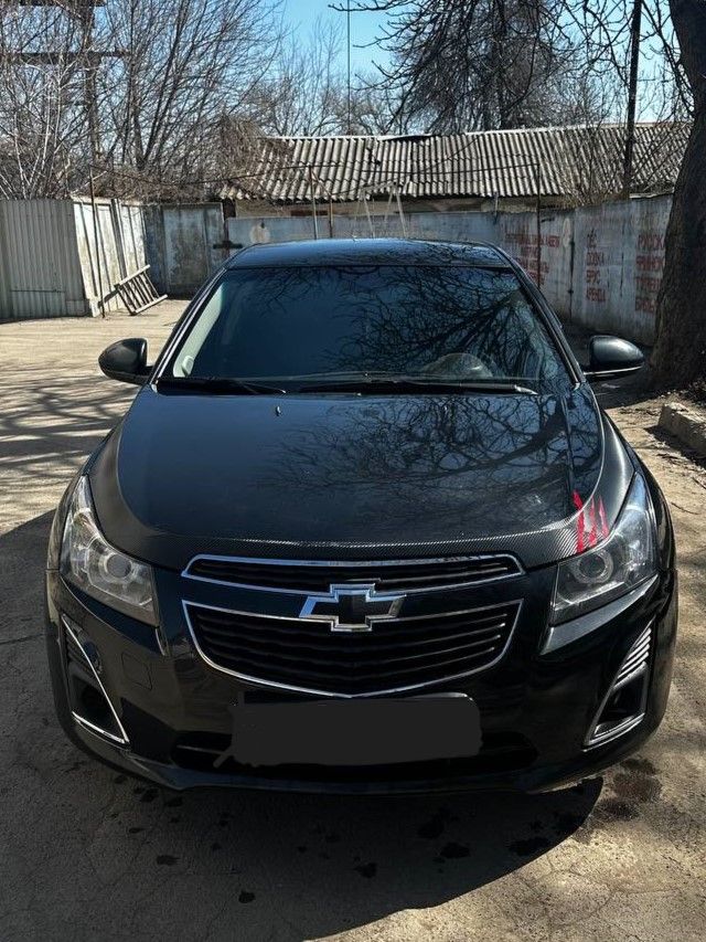 Chevrolet cruze 1.6. 2012год, рестайлинг, mt, 240т. Пробега.
Технически в достойном состоянии, ничего не гремит, не стучит.
Резина зимняя липучка на 16 дисках, новая.
Фары переделанные, стоят линзы и ангельские глазки, смотрится отлично, свет супер. Есть еще комплект новых стандартных фар в коробке, не устанавливались.
Салон в отличном состоянии, стоят хорошие чехлы.
По кузову есть погрешности, в частности это задний бампер и незначительные рыжики. Ничего скрывать не планирую, я лучше на этом сброшу цену и сделаете сами, либо у мастера.
Кондиционер, 4 стекло подьемника, подогрев сидений, регулировки фар\стекол, mp3, aux, подушки безопастности и т. Д.
Цена 900 000 рублей + как обещал торг на нюансы по кузову.
Горловка. +79493170073 - фотография - 2