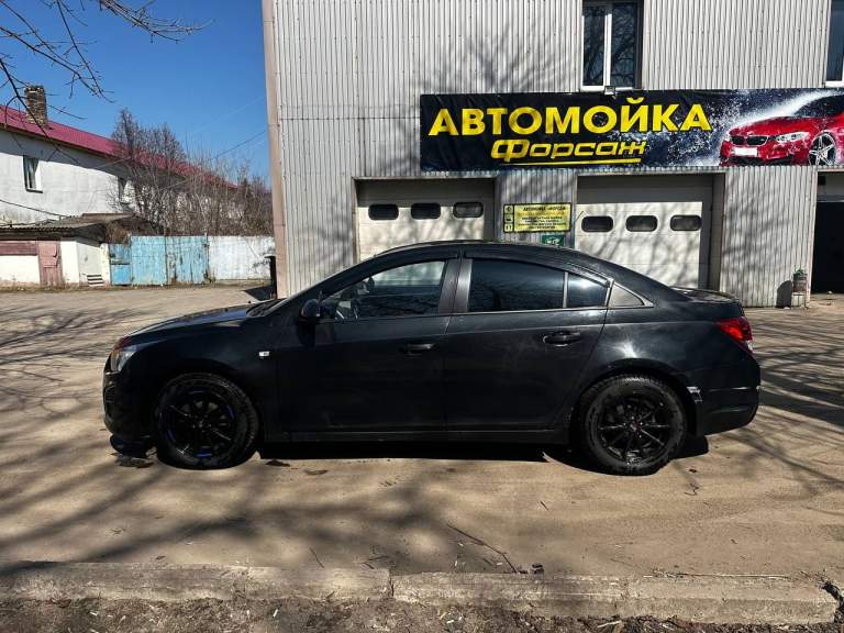 Chevrolet cruze 1.6. 2012год, рестайлинг, mt, 240т. Пробега.
Технически в достойном состоянии, ничего не гремит, не стучит.
Резина зимняя липучка на 16 дисках, новая.
Фары переделанные, стоят линзы и ангельские глазки, смотрится отлично, свет супер. Есть еще комплект новых стандартных фар в коробке, не устанавливались.
Салон в отличном состоянии, стоят хорошие чехлы.
По кузову есть погрешности, в частности это задний бампер и незначительные рыжики. Ничего скрывать не планирую, я лучше на этом сброшу цену и сделаете сами, либо у мастера.
Кондиционер, 4 стекло подьемника, подогрев сидений, регулировки фар\стекол, mp3, aux, подушки безопастности и т. Д.
Цена 900 000 рублей + как обещал торг на нюансы по кузову.
Горловка. +79493170073 - фотография - 5