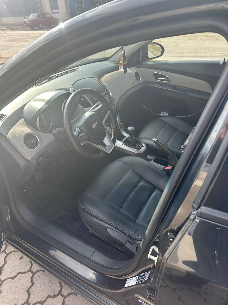 Chevrolet cruze 1.6. 2012год, рестайлинг, mt, 240т. Пробега.
Технически в достойном состоянии, ничего не гремит, не стучит.
Резина зимняя липучка на 16 дисках, новая.
Фары переделанные, стоят линзы и ангельские глазки, смотрится отлично, свет супер. Есть еще комплект новых стандартных фар в коробке, не устанавливались.
Салон в отличном состоянии, стоят хорошие чехлы.
По кузову есть погрешности, в частности это задний бампер и незначительные рыжики. Ничего скрывать не планирую, я лучше на этом сброшу цену и сделаете сами, либо у мастера.
Кондиционер, 4 стекло подьемника, подогрев сидений, регулировки фар\стекол, mp3, aux, подушки безопастности и т. Д.
Цена 900 000 рублей + как обещал торг на нюансы по кузову.
Горловка. +79493170073 - фотография - 1