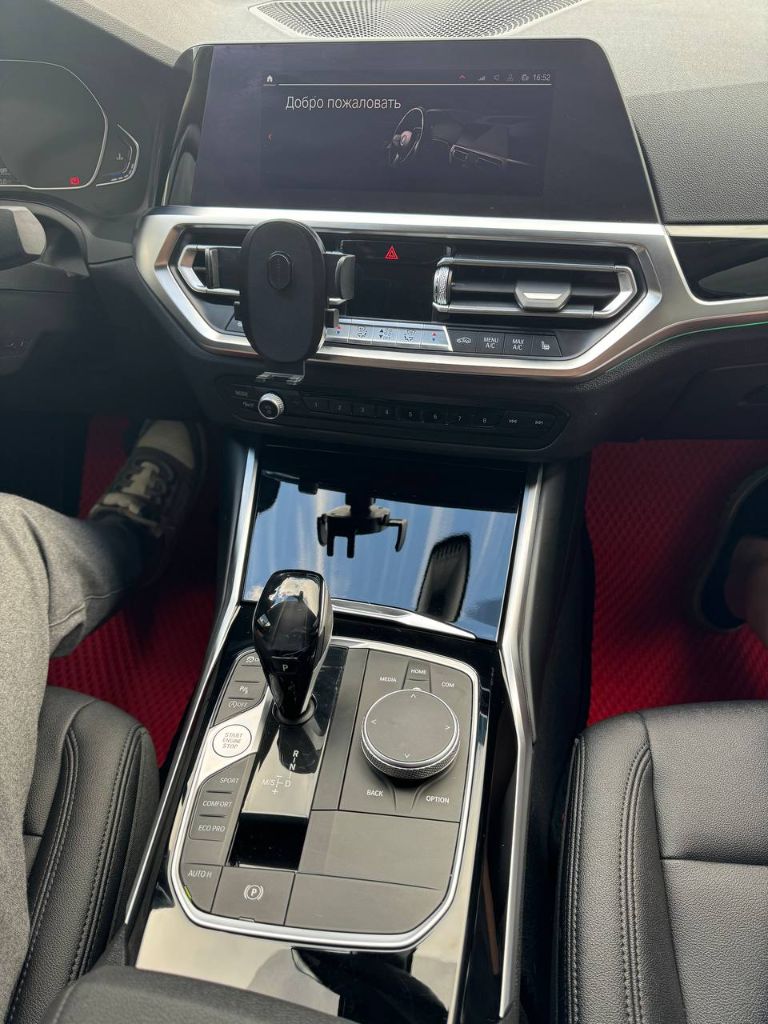 Продам практически новый bmw 318i в g20 кузове 2021 г. В.
Пробег - 22000
Автомобиль в идеальнейшем состоянии. Все то проходились у официального дилера в ростове, все заказ наряды от дилера на руках. На данный момент авто еще на официальной гарантии. Следующее то у официального дилера будет так же бесплатным, так как когда авто покупалось то попало под акцию, что все то в течении 4х лет или же 80к пробега у любого официального дилера бесплатные.
Автомобиль покупался новым лично мной в краснодаре у официального дилера бакра, хозяин один - я, так что любой вид переоформления. Сборка не российская, собиралась в мексике после чего транспортировалась в краснодар.
Так как автомобиль не пригнан, а официальный, дилерский, по этому кристально чистый и история и любые отчеты делаются без проблем. За все время эксплуатации всегда заливался только 100 бензин лично мной. Никакие чипы, и прочий колхоз не делался, машина в стоке.
2 Комплекта резины, зима почти новая, лето рамфлет еще на 2-3 сезона хватит точно.
По комплектации есть почти все, и подогревы сидений и руля, и 3х зонный климат, и датчики света дождя а так же давления в шинах, и круиз, и много чего еще.
Цена : 4.600.000р
Телефон : +79493460791 виктор - фотография - 17