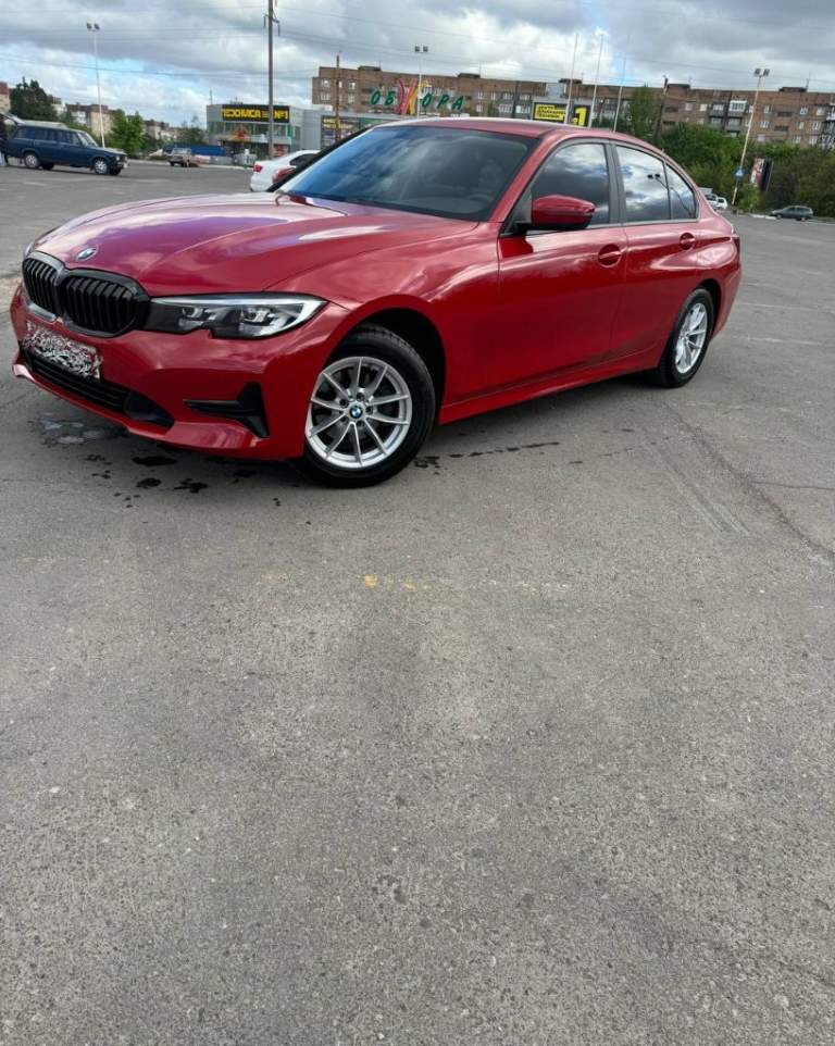 Продам практически новый bmw 318i в g20 кузове 2021 г. В.
Пробег - 22000
Автомобиль в идеальнейшем состоянии. Все то проходились у официального дилера в ростове, все заказ наряды от дилера на руках. На данный момент авто еще на официальной гарантии. Следующее то у официального дилера будет так же бесплатным, так как когда авто покупалось то попало под акцию, что все то в течении 4х лет или же 80к пробега у любого официального дилера бесплатные.
Автомобиль покупался новым лично мной в краснодаре у официального дилера бакра, хозяин один - я, так что любой вид переоформления. Сборка не российская, собиралась в мексике после чего транспортировалась в краснодар.
Так как автомобиль не пригнан, а официальный, дилерский, по этому кристально чистый и история и любые отчеты делаются без проблем. За все время эксплуатации всегда заливался только 100 бензин лично мной. Никакие чипы, и прочий колхоз не делался, машина в стоке.
2 Комплекта резины, зима почти новая, лето рамфлет еще на 2-3 сезона хватит точно.
По комплектации есть почти все, и подогревы сидений и руля, и 3х зонный климат, и датчики света дождя а так же давления в шинах, и круиз, и много чего еще.
Цена : 4.600.000р
Телефон : +79493460791 виктор - фотография - 11