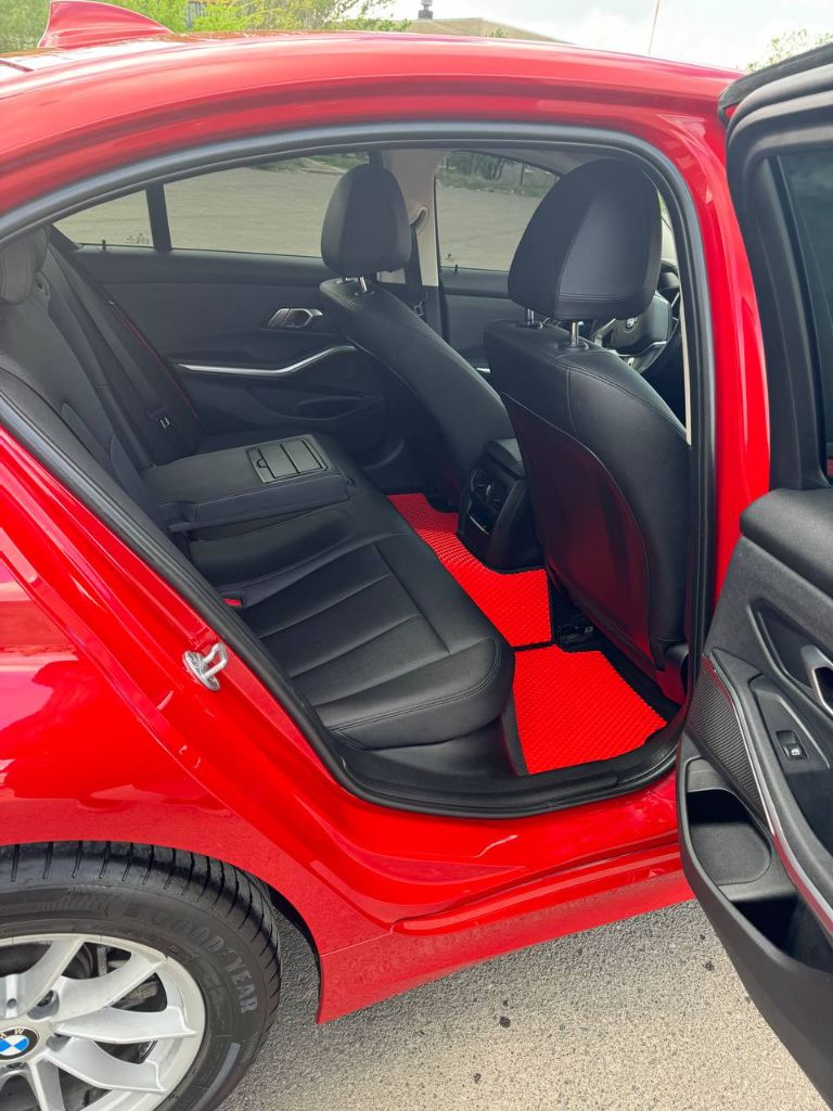Продам практически новый bmw 318i в g20 кузове 2021 г. В.
Пробег - 22000
Автомобиль в идеальнейшем состоянии. Все то проходились у официального дилера в ростове, все заказ наряды от дилера на руках. На данный момент авто еще на официальной гарантии. Следующее то у официального дилера будет так же бесплатным, так как когда авто покупалось то попало под акцию, что все то в течении 4х лет или же 80к пробега у любого официального дилера бесплатные.
Автомобиль покупался новым лично мной в краснодаре у официального дилера бакра, хозяин один - я, так что любой вид переоформления. Сборка не российская, собиралась в мексике после чего транспортировалась в краснодар.
Так как автомобиль не пригнан, а официальный, дилерский, по этому кристально чистый и история и любые отчеты делаются без проблем. За все время эксплуатации всегда заливался только 100 бензин лично мной. Никакие чипы, и прочий колхоз не делался, машина в стоке.
2 Комплекта резины, зима почти новая, лето рамфлет еще на 2-3 сезона хватит точно.
По комплектации есть почти все, и подогревы сидений и руля, и 3х зонный климат, и датчики света дождя а так же давления в шинах, и круиз, и много чего еще.
Цена : 4.600.000р
Телефон : +79493460791 виктор - фотография - 5