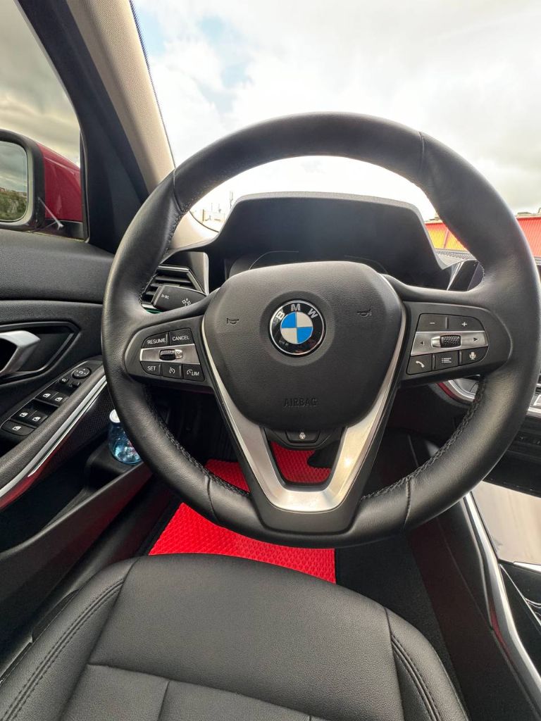 Продам практически новый bmw 318i в g20 кузове 2021 г. В.
Пробег - 22000
Автомобиль в идеальнейшем состоянии. Все то проходились у официального дилера в ростове, все заказ наряды от дилера на руках. На данный момент авто еще на официальной гарантии. Следующее то у официального дилера будет так же бесплатным, так как когда авто покупалось то попало под акцию, что все то в течении 4х лет или же 80к пробега у любого официального дилера бесплатные.
Автомобиль покупался новым лично мной в краснодаре у официального дилера бакра, хозяин один - я, так что любой вид переоформления. Сборка не российская, собиралась в мексике после чего транспортировалась в краснодар.
Так как автомобиль не пригнан, а официальный, дилерский, по этому кристально чистый и история и любые отчеты делаются без проблем. За все время эксплуатации всегда заливался только 100 бензин лично мной. Никакие чипы, и прочий колхоз не делался, машина в стоке.
2 Комплекта резины, зима почти новая, лето рамфлет еще на 2-3 сезона хватит точно.
По комплектации есть почти все, и подогревы сидений и руля, и 3х зонный климат, и датчики света дождя а так же давления в шинах, и круиз, и много чего еще.
Цена : 4.600.000р
Телефон : +79493460791 виктор - фотография - 16