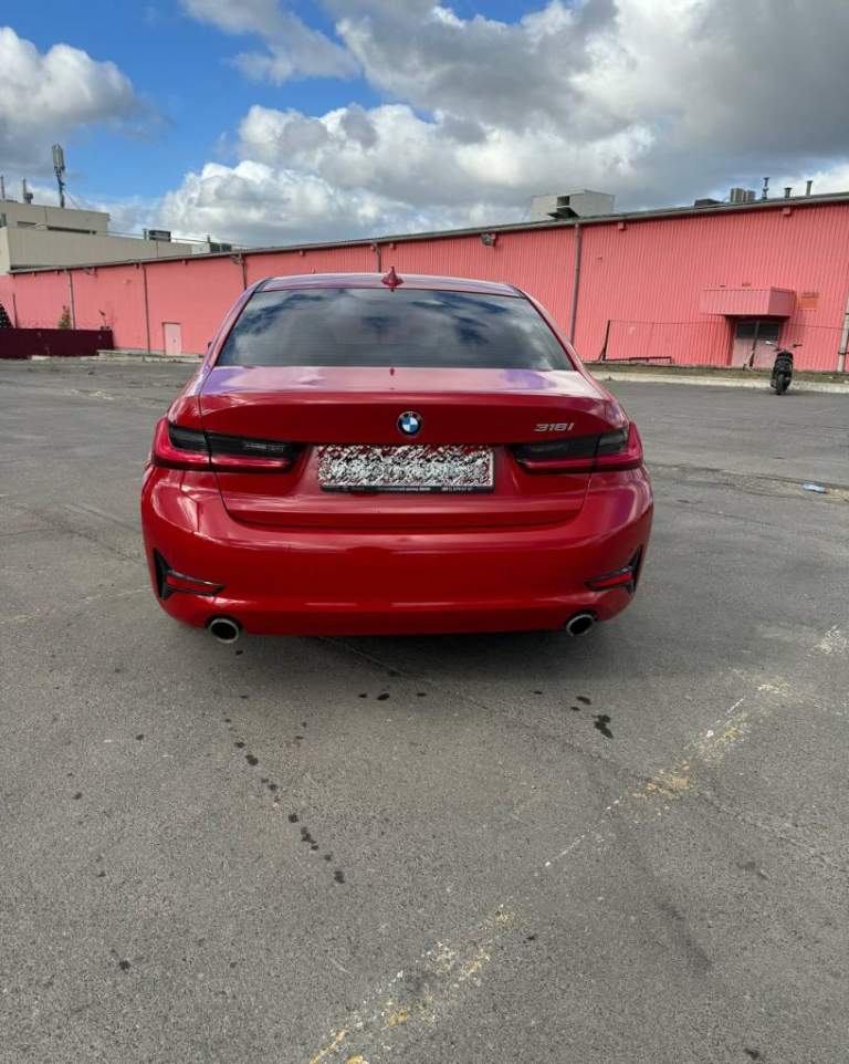 Продам практически новый bmw 318i в g20 кузове 2021 г. В.
Пробег - 22000
Автомобиль в идеальнейшем состоянии. Все то проходились у официального дилера в ростове, все заказ наряды от дилера на руках. На данный момент авто еще на официальной гарантии. Следующее то у официального дилера будет так же бесплатным, так как когда авто покупалось то попало под акцию, что все то в течении 4х лет или же 80к пробега у любого официального дилера бесплатные.
Автомобиль покупался новым лично мной в краснодаре у официального дилера бакра, хозяин один - я, так что любой вид переоформления. Сборка не российская, собиралась в мексике после чего транспортировалась в краснодар.
Так как автомобиль не пригнан, а официальный, дилерский, по этому кристально чистый и история и любые отчеты делаются без проблем. За все время эксплуатации всегда заливался только 100 бензин лично мной. Никакие чипы, и прочий колхоз не делался, машина в стоке.
2 Комплекта резины, зима почти новая, лето рамфлет еще на 2-3 сезона хватит точно.
По комплектации есть почти все, и подогревы сидений и руля, и 3х зонный климат, и датчики света дождя а так же давления в шинах, и круиз, и много чего еще.
Цена : 4.600.000р
Телефон : +79493460791 виктор - фотография - 12
