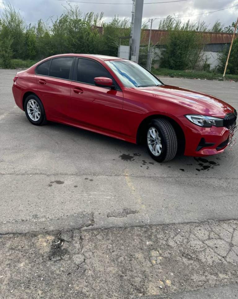 Продам практически новый bmw 318i в g20 кузове 2021 г. В.
Пробег - 22000
Автомобиль в идеальнейшем состоянии. Все то проходились у официального дилера в ростове, все заказ наряды от дилера на руках. На данный момент авто еще на официальной гарантии. Следующее то у официального дилера будет так же бесплатным, так как когда авто покупалось то попало под акцию, что все то в течении 4х лет или же 80к пробега у любого официального дилера бесплатные.
Автомобиль покупался новым лично мной в краснодаре у официального дилера бакра, хозяин один - я, так что любой вид переоформления. Сборка не российская, собиралась в мексике после чего транспортировалась в краснодар.
Так как автомобиль не пригнан, а официальный, дилерский, по этому кристально чистый и история и любые отчеты делаются без проблем. За все время эксплуатации всегда заливался только 100 бензин лично мной. Никакие чипы, и прочий колхоз не делался, машина в стоке.
2 Комплекта резины, зима почти новая, лето рамфлет еще на 2-3 сезона хватит точно.
По комплектации есть почти все, и подогревы сидений и руля, и 3х зонный климат, и датчики света дождя а так же давления в шинах, и круиз, и много чего еще.
Цена : 4.600.000р
Телефон : +79493460791 виктор - фотография - 4