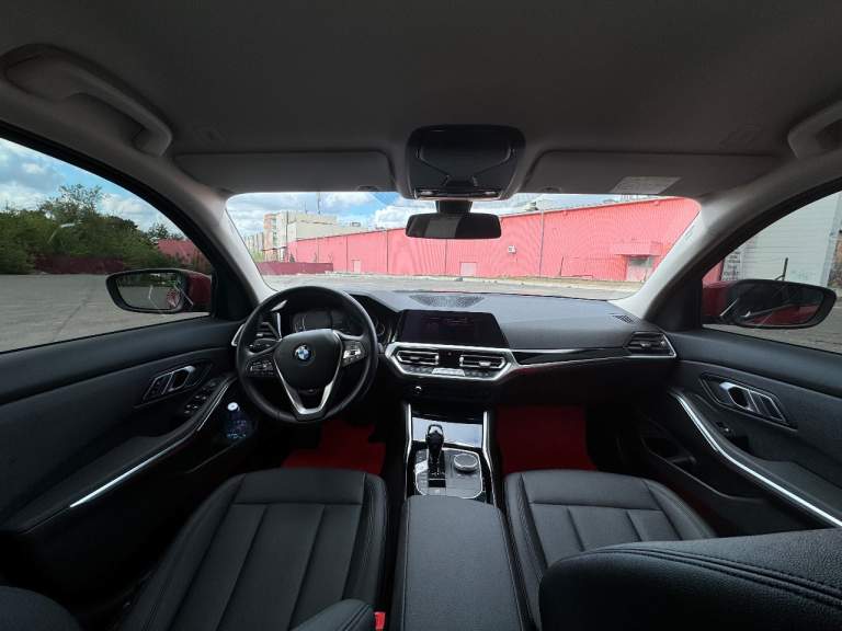 Продам практически новый bmw 318i в g20 кузове 2021 г. В.
Пробег - 22000
Автомобиль в идеальнейшем состоянии. Все то проходились у официального дилера в ростове, все заказ наряды от дилера на руках. На данный момент авто еще на официальной гарантии. Следующее то у официального дилера будет так же бесплатным, так как когда авто покупалось то попало под акцию, что все то в течении 4х лет или же 80к пробега у любого официального дилера бесплатные.
Автомобиль покупался новым лично мной в краснодаре у официального дилера бакра, хозяин один - я, так что любой вид переоформления. Сборка не российская, собиралась в мексике после чего транспортировалась в краснодар.
Так как автомобиль не пригнан, а официальный, дилерский, по этому кристально чистый и история и любые отчеты делаются без проблем. За все время эксплуатации всегда заливался только 100 бензин лично мной. Никакие чипы, и прочий колхоз не делался, машина в стоке.
2 Комплекта резины, зима почти новая, лето рамфлет еще на 2-3 сезона хватит точно.
По комплектации есть почти все, и подогревы сидений и руля, и 3х зонный климат, и датчики света дождя а так же давления в шинах, и круиз, и много чего еще.
Цена : 4.600.000р
Телефон : +79493460791 виктор - фотография - 20