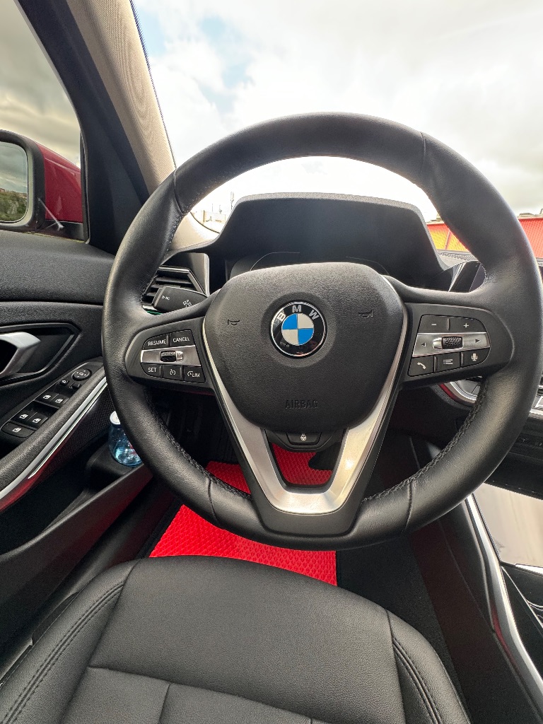 Продам практически новый bmw 318i в g20 кузове 2021 г. В.
Пробег - 22000
Автомобиль в идеальнейшем состоянии. Все то проходились у официального дилера в ростове, все заказ наряды от дилера на руках. На данный момент авто еще на официальной гарантии. Следующее то у официального дилера будет так же бесплатным, так как когда авто покупалось то попало под акцию, что все то в течении 4х лет или же 80к пробега у любого официального дилера бесплатные.
Автомобиль покупался новым лично мной в краснодаре у официального дилера бакра, хозяин один - я, так что любой вид переоформления. Сборка не российская, собиралась в мексике после чего транспортировалась в краснодар.
Так как автомобиль не пригнан, а официальный, дилерский, по этому кристально чистый и история и любые отчеты делаются без проблем. За все время эксплуатации всегда заливался только 100 бензин лично мной. Никакие чипы, и прочий колхоз не делался, машина в стоке.
2 Комплекта резины, зима почти новая, лето рамфлет еще на 2-3 сезона хватит точно.
По комплектации есть почти все, и подогревы сидений и руля, и 3х зонный климат, и датчики света дождя а так же давления в шинах, и круиз, и много чего еще.
Цена : 4.600.000р
Телефон : +79493460791 виктор - фотография - 21