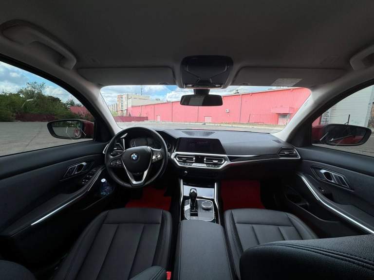 Продам практически новый bmw 318i в g20 кузове 2021 г. В.
Пробег - 22000
Автомобиль в идеальнейшем состоянии. Все то проходились у официального дилера в ростове, все заказ наряды от дилера на руках. На данный момент авто еще на официальной гарантии. Следующее то у официального дилера будет так же бесплатным, так как когда авто покупалось то попало под акцию, что все то в течении 4х лет или же 80к пробега у любого официального дилера бесплатные.
Автомобиль покупался новым лично мной в краснодаре у официального дилера бакра, хозяин один - я, так что любой вид переоформления. Сборка не российская, собиралась в мексике после чего транспортировалась в краснодар.
Так как автомобиль не пригнан, а официальный, дилерский, по этому кристально чистый и история и любые отчеты делаются без проблем. За все время эксплуатации всегда заливался только 100 бензин лично мной. Никакие чипы, и прочий колхоз не делался, машина в стоке.
2 Комплекта резины, зима почти новая, лето рамфлет еще на 2-3 сезона хватит точно.
По комплектации есть почти все, и подогревы сидений и руля, и 3х зонный климат, и датчики света дождя а так же давления в шинах, и круиз, и много чего еще.
Цена : 4.600.000р
Телефон : +79493460791 виктор - фотография - 15