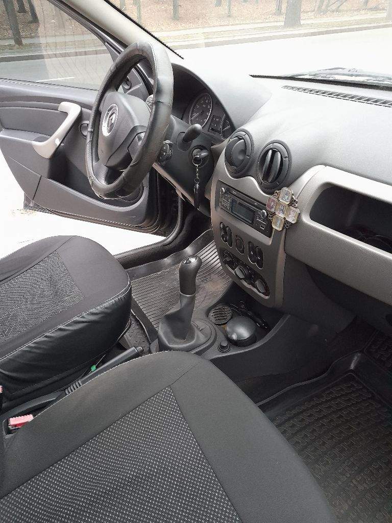 Продаю renault logan 2012 года выпуска, седан, состояние хорошее, один владелец, куплена в донецке, в такси не использовалась, гаражное хранение. Пробег 135000 км. Автомобиль не битый. Стоимость 600 000 рублей. Тел. : +7(949)381-8645 - фотография - 2