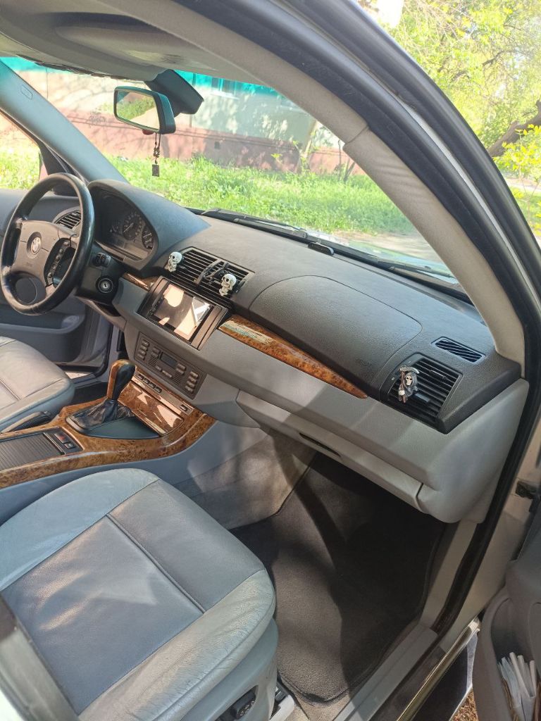 +79493360602 Цена 1 150 000. Продам легендарный и надёжный bmw x5 в кузове е53 с двигателем м62 4.4 бензин/газ, газ-установлен 2021г. , я хозяин (авто куплено в украине). Ухоженный, денег на него не жалею т. К. Любимец! Без дтп. Замена масла каждые 8т. Valvoline maxlife 5w40. По двигателю и коробке нареканий нет, акпп заменена на контрактную в идеальном состоянии без рывков и пинков. По кузову коррозии нет вообще! По подвеске ничего не стучит, не гремит, люк работает, каждая кнопка работает, руль с подогревом, подогрев сидений, кондиционер холодит отлично. Заменена в 23г. - масла гидроусилителя, 2024- антифриза. 2022г. Июнь - заменил пневмо подушки на новые. Новый акб и свечи(11.06.23г. ). Летняя резина разно-широкая на дисках r20 (х6) перед:275/40/20; зад:315/35/20. +зимняя резина: r18. Установлен новый фаркоп, не использовался ни разу. Динамики усилитель, сабвуфер: фирмы инфинити, магнитола андроид с камерой! Любые проверки за ваш счёт. Юридически чистый автомобиль. Цена:1 150 000руб. ) от авто не избавляюсь, а продаю в связи с покупкой др. Автомобиля. +79493360602 - фотография - 5