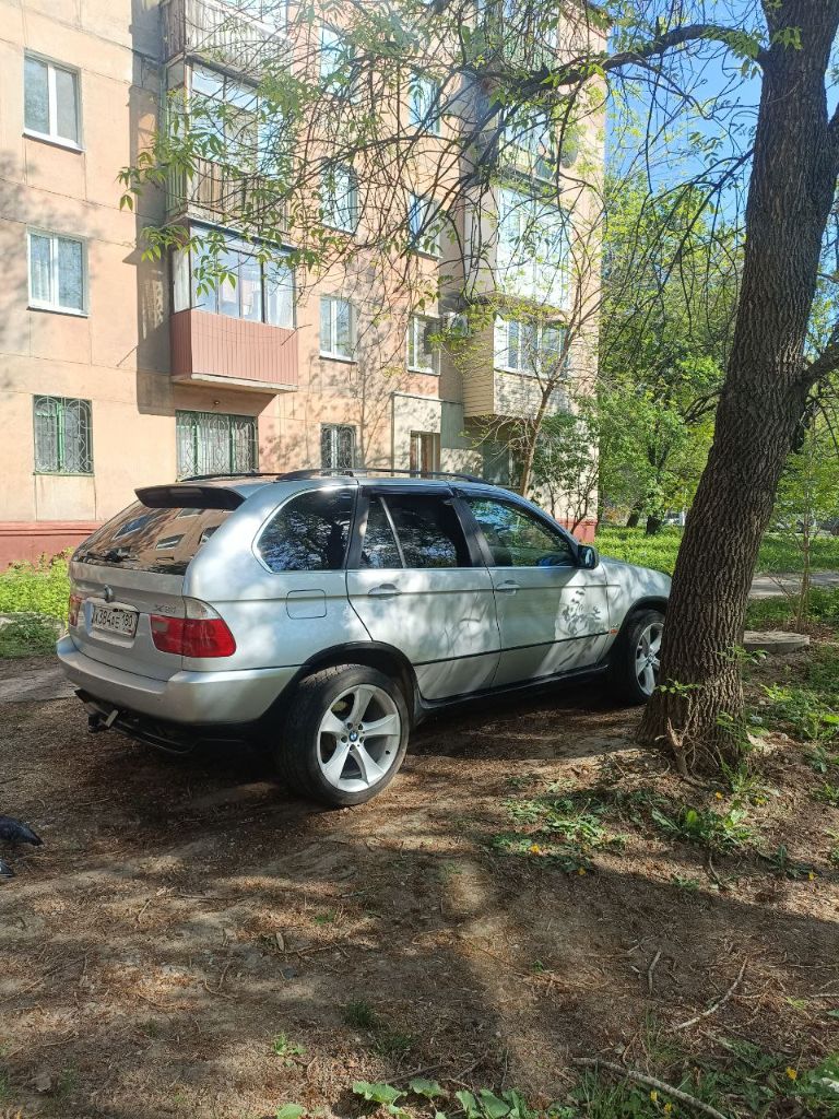 +79493360602 Цена 1 150 000. Продам легендарный и надёжный bmw x5 в кузове е53 с двигателем м62 4.4 бензин/газ, газ-установлен 2021г. , я хозяин (авто куплено в украине). Ухоженный, денег на него не жалею т. К. Любимец! Без дтп. Замена масла каждые 8т. Valvoline maxlife 5w40. По двигателю и коробке нареканий нет, акпп заменена на контрактную в идеальном состоянии без рывков и пинков. По кузову коррозии нет вообще! По подвеске ничего не стучит, не гремит, люк работает, каждая кнопка работает, руль с подогревом, подогрев сидений, кондиционер холодит отлично. Заменена в 23г. - масла гидроусилителя, 2024- антифриза. 2022г. Июнь - заменил пневмо подушки на новые. Новый акб и свечи(11.06.23г. ). Летняя резина разно-широкая на дисках r20 (х6) перед:275/40/20; зад:315/35/20. +зимняя резина: r18. Установлен новый фаркоп, не использовался ни разу. Динамики усилитель, сабвуфер: фирмы инфинити, магнитола андроид с камерой! Любые проверки за ваш счёт. Юридически чистый автомобиль. Цена:1 150 000руб. ) от авто не избавляюсь, а продаю в связи с покупкой др. Автомобиля. +79493360602 - фотография - 6