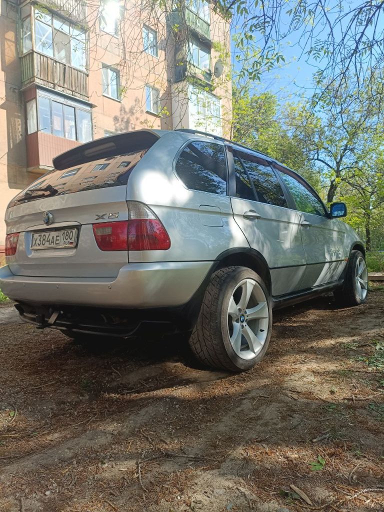 +79493360602 Цена 1 150 000. Продам легендарный и надёжный bmw x5 в кузове е53 с двигателем м62 4.4 бензин/газ, газ-установлен 2021г. , я хозяин (авто куплено в украине). Ухоженный, денег на него не жалею т. К. Любимец! Без дтп. Замена масла каждые 8т. Valvoline maxlife 5w40. По двигателю и коробке нареканий нет, акпп заменена на контрактную в идеальном состоянии без рывков и пинков. По кузову коррозии нет вообще! По подвеске ничего не стучит, не гремит, люк работает, каждая кнопка работает, руль с подогревом, подогрев сидений, кондиционер холодит отлично. Заменена в 23г. - масла гидроусилителя, 2024- антифриза. 2022г. Июнь - заменил пневмо подушки на новые. Новый акб и свечи(11.06.23г. ). Летняя резина разно-широкая на дисках r20 (х6) перед:275/40/20; зад:315/35/20. +зимняя резина: r18. Установлен новый фаркоп, не использовался ни разу. Динамики усилитель, сабвуфер: фирмы инфинити, магнитола андроид с камерой! Любые проверки за ваш счёт. Юридически чистый автомобиль. Цена:1 150 000руб. ) от авто не избавляюсь, а продаю в связи с покупкой др. Автомобиля. +79493360602 - фотография - 22