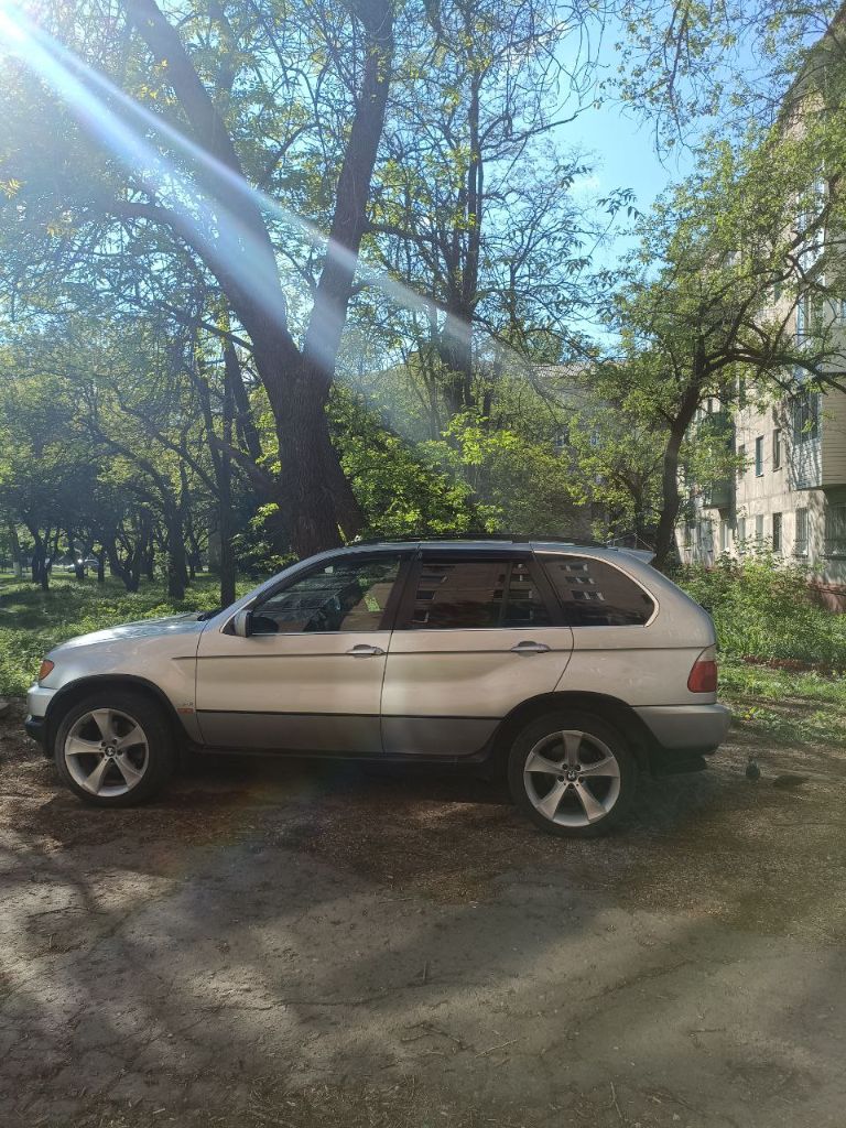+79493360602 Цена 1 150 000. Продам легендарный и надёжный bmw x5 в кузове е53 с двигателем м62 4.4 бензин/газ, газ-установлен 2021г. , я хозяин (авто куплено в украине). Ухоженный, денег на него не жалею т. К. Любимец! Без дтп. Замена масла каждые 8т. Valvoline maxlife 5w40. По двигателю и коробке нареканий нет, акпп заменена на контрактную в идеальном состоянии без рывков и пинков. По кузову коррозии нет вообще! По подвеске ничего не стучит, не гремит, люк работает, каждая кнопка работает, руль с подогревом, подогрев сидений, кондиционер холодит отлично. Заменена в 23г. - масла гидроусилителя, 2024- антифриза. 2022г. Июнь - заменил пневмо подушки на новые. Новый акб и свечи(11.06.23г. ). Летняя резина разно-широкая на дисках r20 (х6) перед:275/40/20; зад:315/35/20. +зимняя резина: r18. Установлен новый фаркоп, не использовался ни разу. Динамики усилитель, сабвуфер: фирмы инфинити, магнитола андроид с камерой! Любые проверки за ваш счёт. Юридически чистый автомобиль. Цена:1 150 000руб. ) от авто не избавляюсь, а продаю в связи с покупкой др. Автомобиля. +79493360602 - фотография - 1