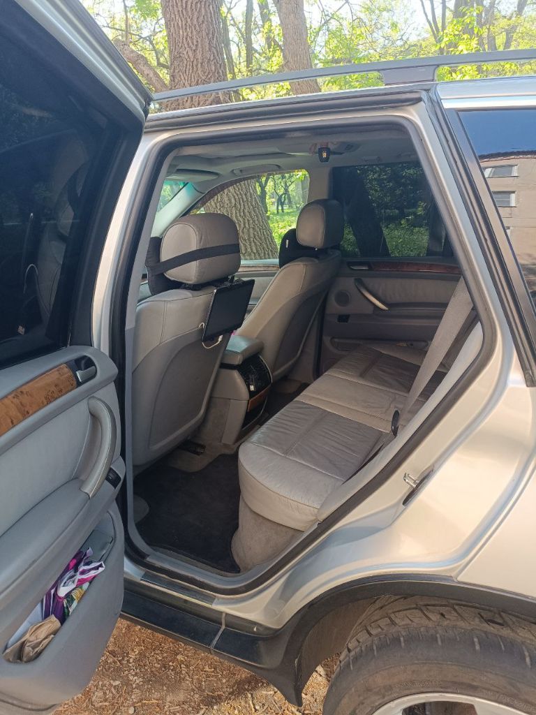 +79493360602 Цена 1 150 000. Продам легендарный и надёжный bmw x5 в кузове е53 с двигателем м62 4.4 бензин/газ, газ-установлен 2021г. , я хозяин (авто куплено в украине). Ухоженный, денег на него не жалею т. К. Любимец! Без дтп. Замена масла каждые 8т. Valvoline maxlife 5w40. По двигателю и коробке нареканий нет, акпп заменена на контрактную в идеальном состоянии без рывков и пинков. По кузову коррозии нет вообще! По подвеске ничего не стучит, не гремит, люк работает, каждая кнопка работает, руль с подогревом, подогрев сидений, кондиционер холодит отлично. Заменена в 23г. - масла гидроусилителя, 2024- антифриза. 2022г. Июнь - заменил пневмо подушки на новые. Новый акб и свечи(11.06.23г. ). Летняя резина разно-широкая на дисках r20 (х6) перед:275/40/20; зад:315/35/20. +зимняя резина: r18. Установлен новый фаркоп, не использовался ни разу. Динамики усилитель, сабвуфер: фирмы инфинити, магнитола андроид с камерой! Любые проверки за ваш счёт. Юридически чистый автомобиль. Цена:1 150 000руб. ) от авто не избавляюсь, а продаю в связи с покупкой др. Автомобиля. +79493360602 - фотография - 20