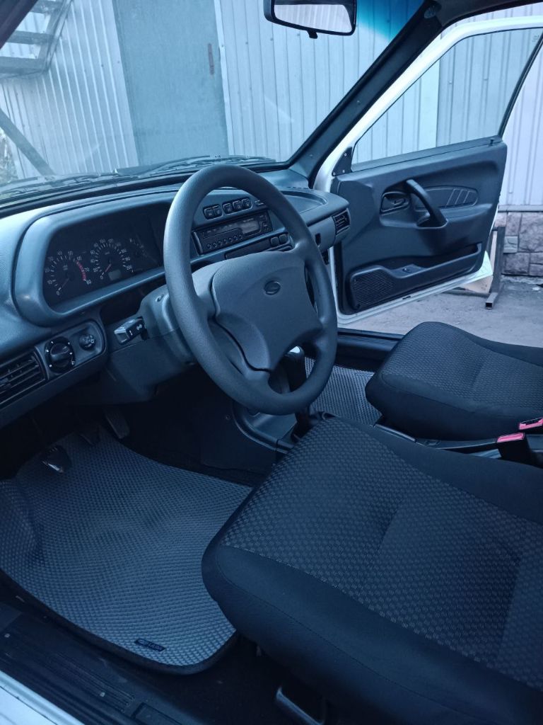 Продам авто ваз 2114. 2012 г.
Автомобиль полностью исправлен в тех. Состоянии! Машина полностью зашумлена в 3 слоя, даже крылья! Внутри обработана мовилью! Дно полностью родное, не переваривали!!! Ходовая в идеальном состоянии, стоят стойки ss20, установлены усиленные тормоза! Передние тормозные диски вентилируемые! Суппорта от приоры! Мотор 8-клапанный сток! Коробка родная заводская 10! Фары led оптика! Задание стопы установлена яркие светодиодные платы! Из недавнего было поменяно сцепление! Новые диски r15 с новой летней резиной nexen! Есть зимняя шипованая резина cordiant в хорошем состоянии! Авто знаю от первого хозяина, я 3 собственник! В дтп не участвовал!!! Были незначительные рыжики поэтому авто освежалось!
Цена 380т. Минимальный торг!
+79494403934 - фотография - 7