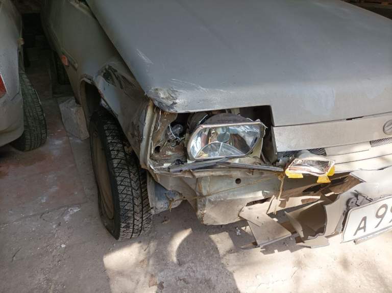 +7949 404-58-15 Продам авто заз славута 1102 2007г 80000 руб. Автомобиль на ходу, помято правое крыло и разбита правая фара и бампер. Есть новая фара, целый бампер б\у. Есть документы украинские и днр. За авто следил, ездил на работу и с работы (черёмушки-город), максимум на дачу - 7км. Как у любого авто есть свои нюансы, при покупки честно подскажу за чем следить, что возможно заменить, всё при встрече. Да масло не жрёт с движком все в порядке - доливаю где-то раз в полгода. В коробке масло поменял зимой, стойки передние поменяны осенью, тосол не течёт, резина новая зимняя и сезона не отъездил, есть запаска, радио, сигнализация. Когда покупал машину работал на другой конторе. Сейчас выдали рабочую (оплачивают ремонт и заправку), поэтому в личной отпала необходимость. Интересовался у жестянщика - сказал работа 20000 руб. И крыло бу-2000руб, новое 6000 руб. - фотография - 1