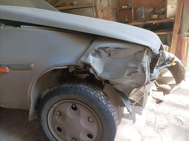 +7949 404-58-15 Продам авто заз славута 1102 2007г 80000 руб. Автомобиль на ходу, помято правое крыло и разбита правая фара и бампер. Есть новая фара, целый бампер б\у. Есть документы украинские и днр. За авто следил, ездил на работу и с работы (черёмушки-город), максимум на дачу - 7км. Как у любого авто есть свои нюансы, при покупки честно подскажу за чем следить, что возможно заменить, всё при встрече. Да масло не жрёт с движком все в порядке - доливаю где-то раз в полгода. В коробке масло поменял зимой, стойки передние поменяны осенью, тосол не течёт, резина новая зимняя и сезона не отъездил, есть запаска, радио, сигнализация. Когда покупал машину работал на другой конторе. Сейчас выдали рабочую (оплачивают ремонт и заправку), поэтому в личной отпала необходимость. Интересовался у жестянщика - сказал работа 20000 руб. И крыло бу-2000руб, новое 6000 руб. - фотография - 4