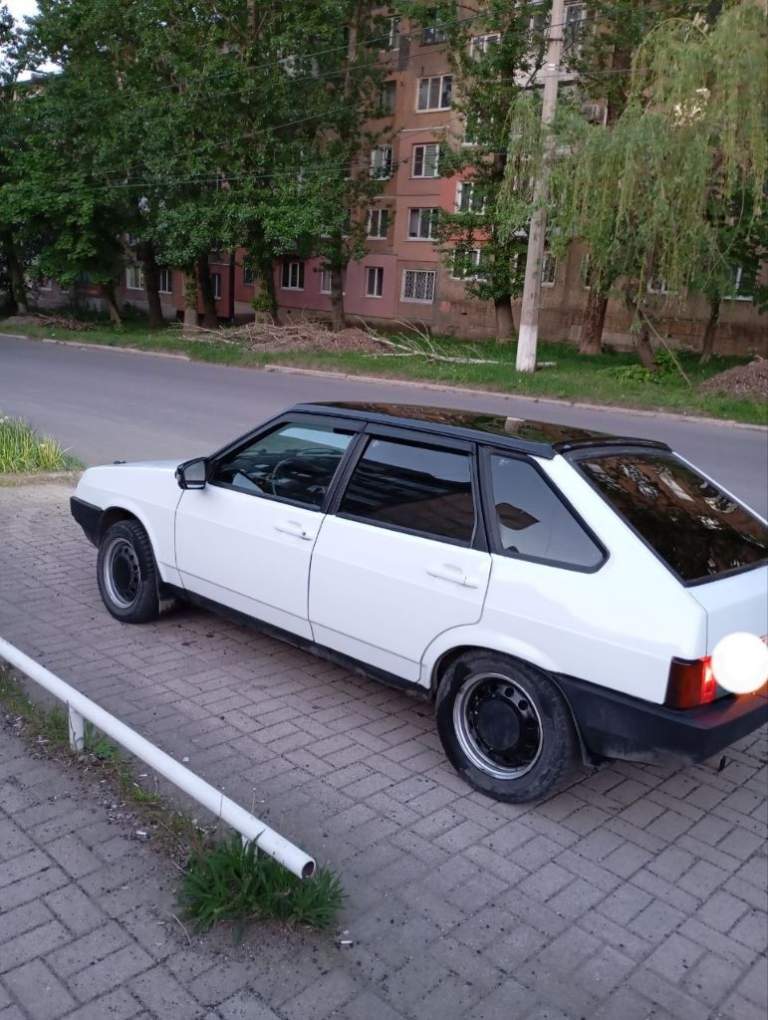 Продам ваз 2109 1998 г. В. Я собственник, продажа с переоформлением. По авто: полностью перекрашена в белый цвет (с перламутром) покрашена качественно, полностью обесшумлена, с кузова убраны поворотники, замки, шильдики лада, торпедо и передние сидения от бмв 3 серии. Смотрится красиво. Были планы установить кондиционер, но дело до конца не доведено (оборудование все установлено). Двс и кпп от калины. Цену вижу 225 т. Р. Торг при осмотре. Олег +79493050789 - фотография - 4