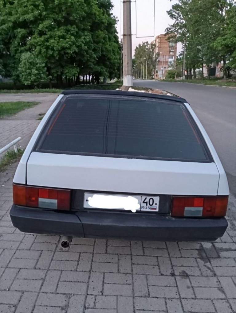 Продам ваз 2109 1998 г. В. Я собственник, продажа с переоформлением. По авто: полностью перекрашена в белый цвет (с перламутром) покрашена качественно, полностью обесшумлена, с кузова убраны поворотники, замки, шильдики лада, торпедо и передние сидения от бмв 3 серии. Смотрится красиво. Были планы установить кондиционер, но дело до конца не доведено (оборудование все установлено). Двс и кпп от калины. Цену вижу 225 т. Р. Торг при осмотре. Олег +79493050789 - фотография - 2