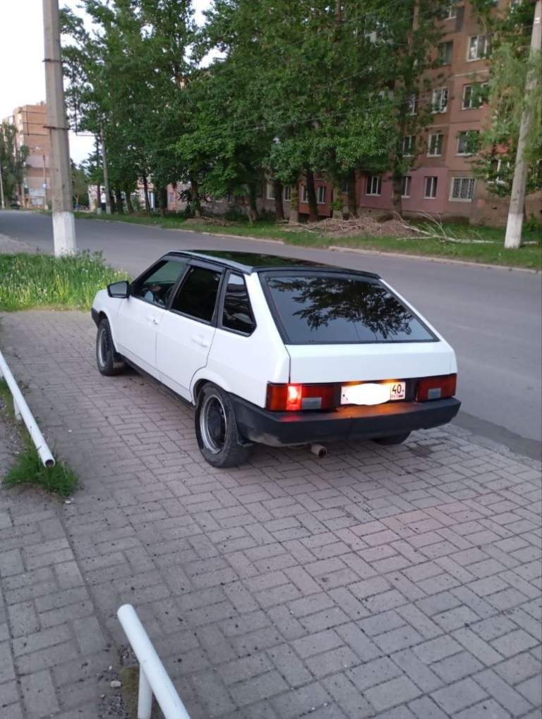 Продам ваз 2109 1998 г. В. Я собственник, продажа с переоформлением. По авто: полностью перекрашена в белый цвет (с перламутром) покрашена качественно, полностью обесшумлена, с кузова убраны поворотники, замки, шильдики лада, торпедо и передние сидения от бмв 3 серии. Смотрится красиво. Были планы установить кондиционер, но дело до конца не доведено (оборудование все установлено). Двс и кпп от калины. Цену вижу 225 т. Р. Торг при осмотре. Олег +79493050789 - фотография - 3