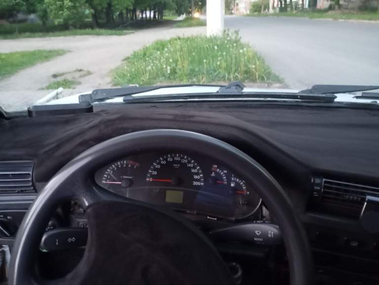 Продам ваз 2109 1998 г. В. Я собственник, продажа с переоформлением. По авто: полностью перекрашена в белый цвет (с перламутром) покрашена качественно, полностью обесшумлена, с кузова убраны поворотники, замки, шильдики лада, торпедо и передние сидения от бмв 3 серии. Смотрится красиво. Были планы установить кондиционер, но дело до конца не доведено (оборудование все установлено). Двс и кпп от калины. Цену вижу 225 т. Р. Торг при осмотре. Олег +79493050789 - фотография - 7