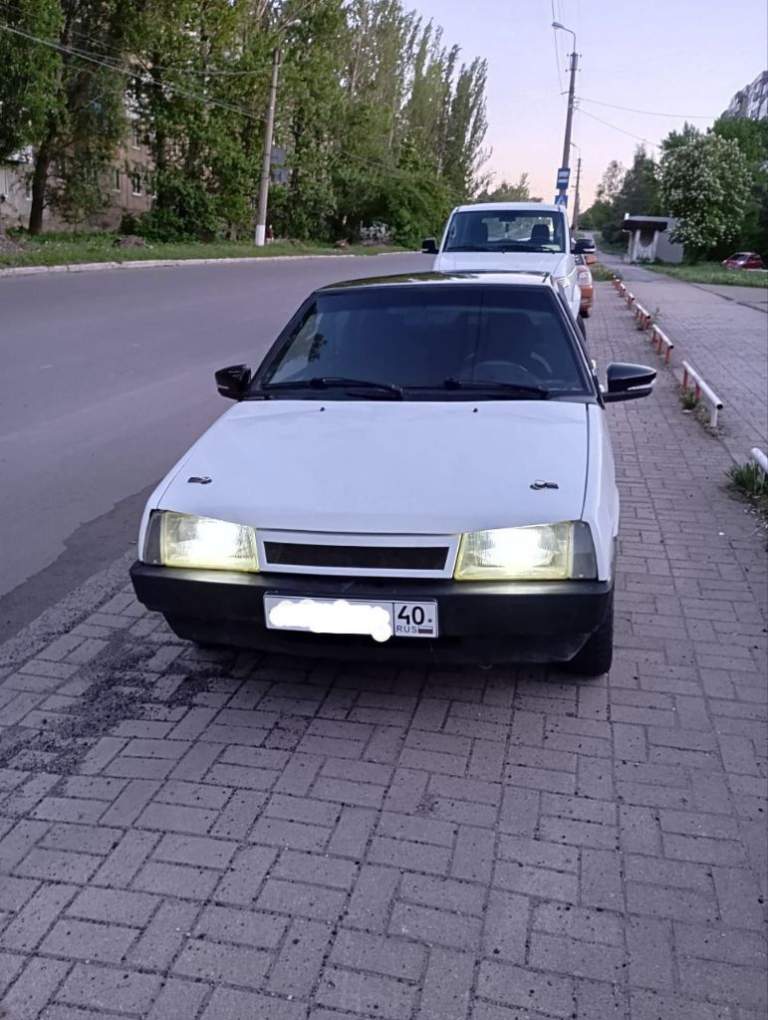 Продам ваз 2109 1998 г. В. Я собственник, продажа с переоформлением. По авто: полностью перекрашена в белый цвет (с перламутром) покрашена качественно, полностью обесшумлена, с кузова убраны поворотники, замки, шильдики лада, торпедо и передние сидения от бмв 3 серии. Смотрится красиво. Были планы установить кондиционер, но дело до конца не доведено (оборудование все установлено). Двс и кпп от калины. Цену вижу 225 т. Р. Торг при осмотре. Олег +79493050789 - фотография - 1