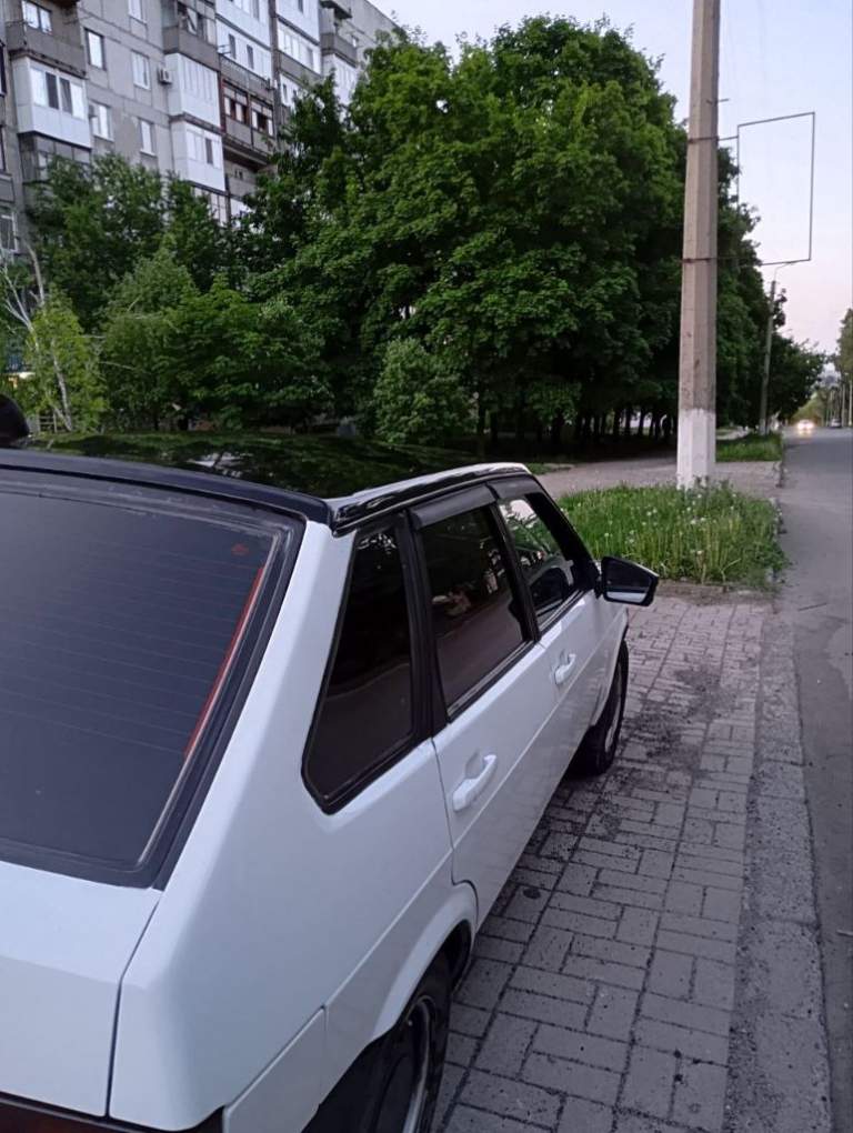 Продам ваз 2109 1998 г. В. Я собственник, продажа с переоформлением. По авто: полностью перекрашена в белый цвет (с перламутром) покрашена качественно, полностью обесшумлена, с кузова убраны поворотники, замки, шильдики лада, торпедо и передние сидения от бмв 3 серии. Смотрится красиво. Были планы установить кондиционер, но дело до конца не доведено (оборудование все установлено). Двс и кпп от калины. Цену вижу 225 т. Р. Торг при осмотре. Олег +79493050789 - фотография - 10
