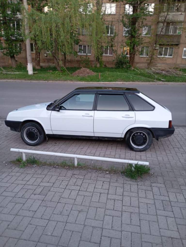 Продам ваз 2109 1998 г. В. Я собственник, продажа с переоформлением. По авто: полностью перекрашена в белый цвет (с перламутром) покрашена качественно, полностью обесшумлена, с кузова убраны поворотники, замки, шильдики лада, торпедо и передние сидения от бмв 3 серии. Смотрится красиво. Были планы установить кондиционер, но дело до конца не доведено (оборудование все установлено). Двс и кпп от калины. Цену вижу 225 т. Р. Торг при осмотре. Олег +79493050789 - фотография - 9