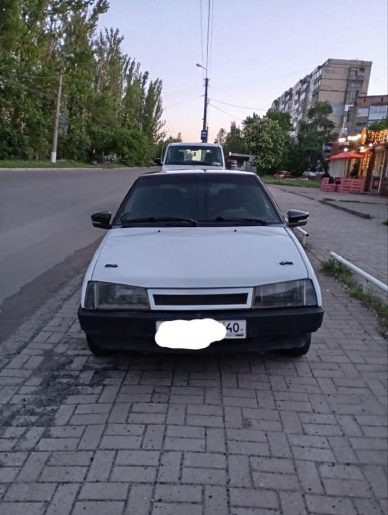 Продам ваз 2109 1998 г. В. Я собственник, продажа с переоформлением. По авто: полностью перекрашена в белый цвет (с перламутром) покрашена качественно, полностью обесшумлена, с кузова убраны поворотники, замки, шильдики лада, торпедо и передние сидения от бмв 3 серии. Смотрится красиво. Были планы установить кондиционер, но дело до конца не доведено (оборудование все установлено). Двс и кпп от калины. Цену вижу 225 т. Р. Торг при осмотре. Олег +79493050789 - фотография - 5