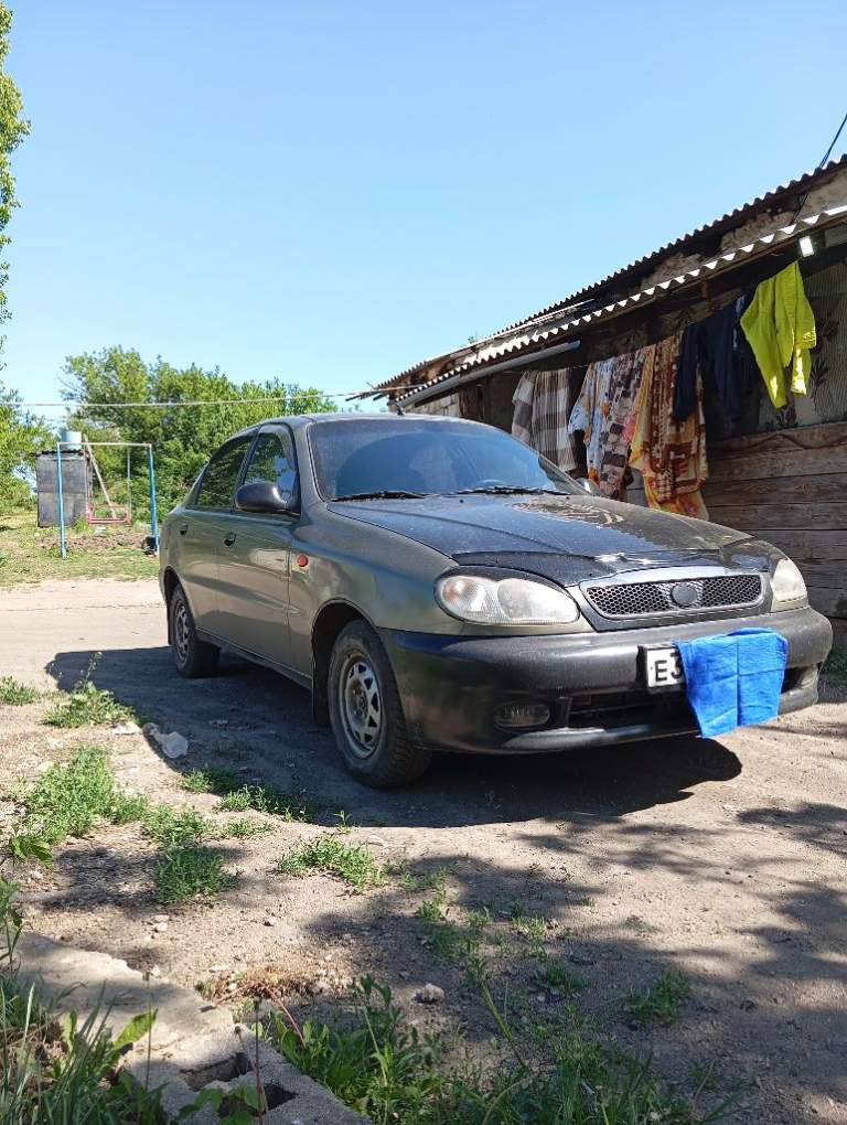 Продам дэу ланос,2005года выпуска, поляк,2комплекта резины, газ пропан (в тех паспорт вписан), стоят мини лэд-линзы, диодные противотуманки жёлтый-белый свет, стоит новый генератор, кондиционер заправлен работает, гидроусилитель руля. 2din магнитофон, передние стеклоподъёмники, центральный замок, сигнализация. Цена 320000.+79493437129 - фотография - 4
